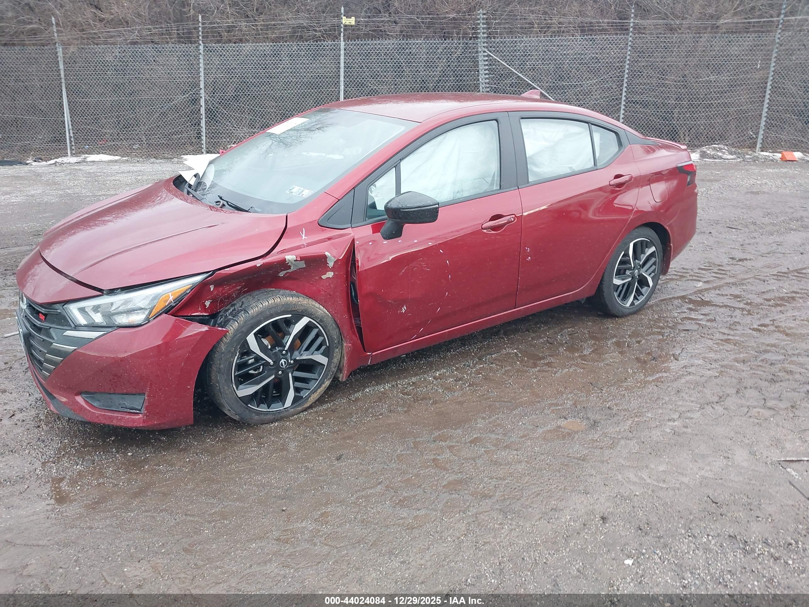 NISSAN VERSA image 2