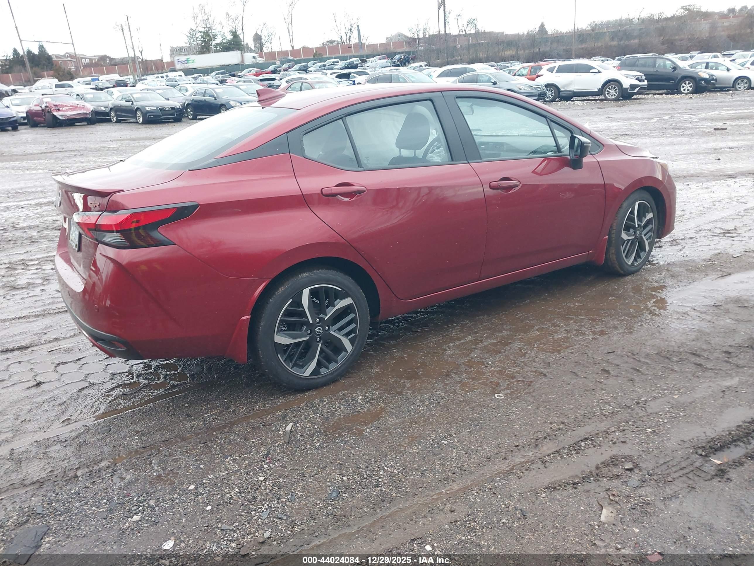 NISSAN VERSA image 4