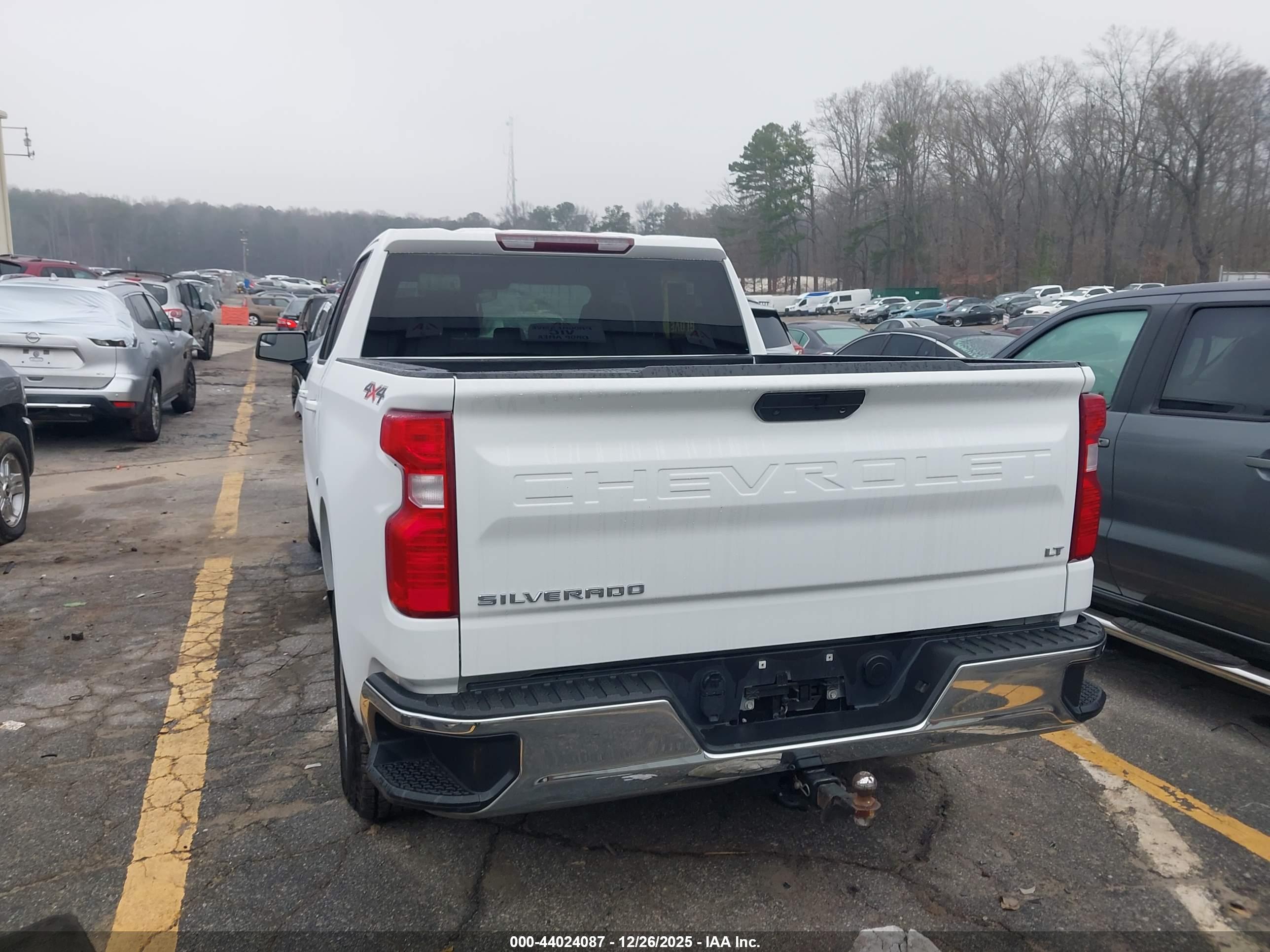 CHEVROLET SILVERADO image 3