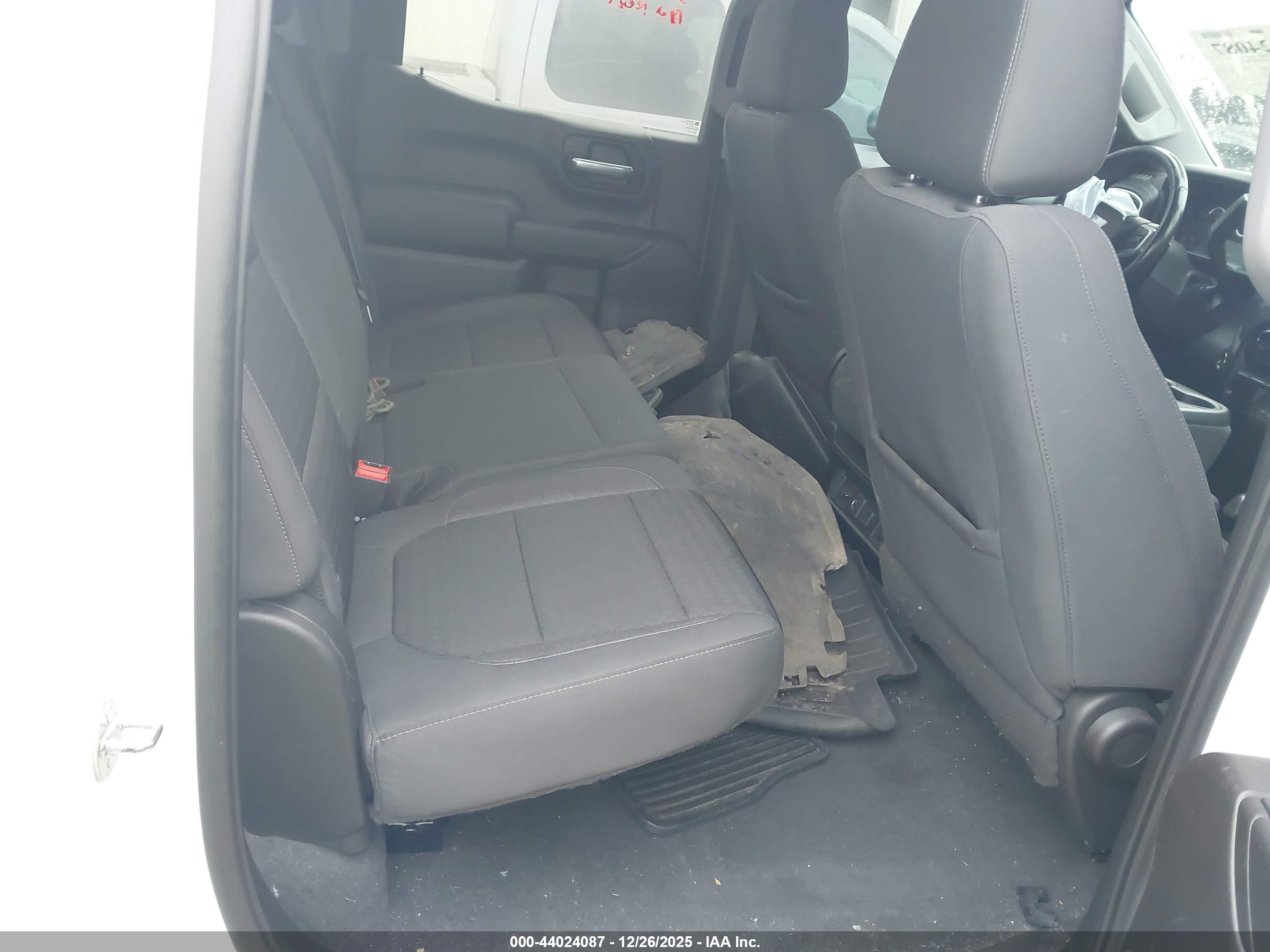 CHEVROLET SILVERADO image 8