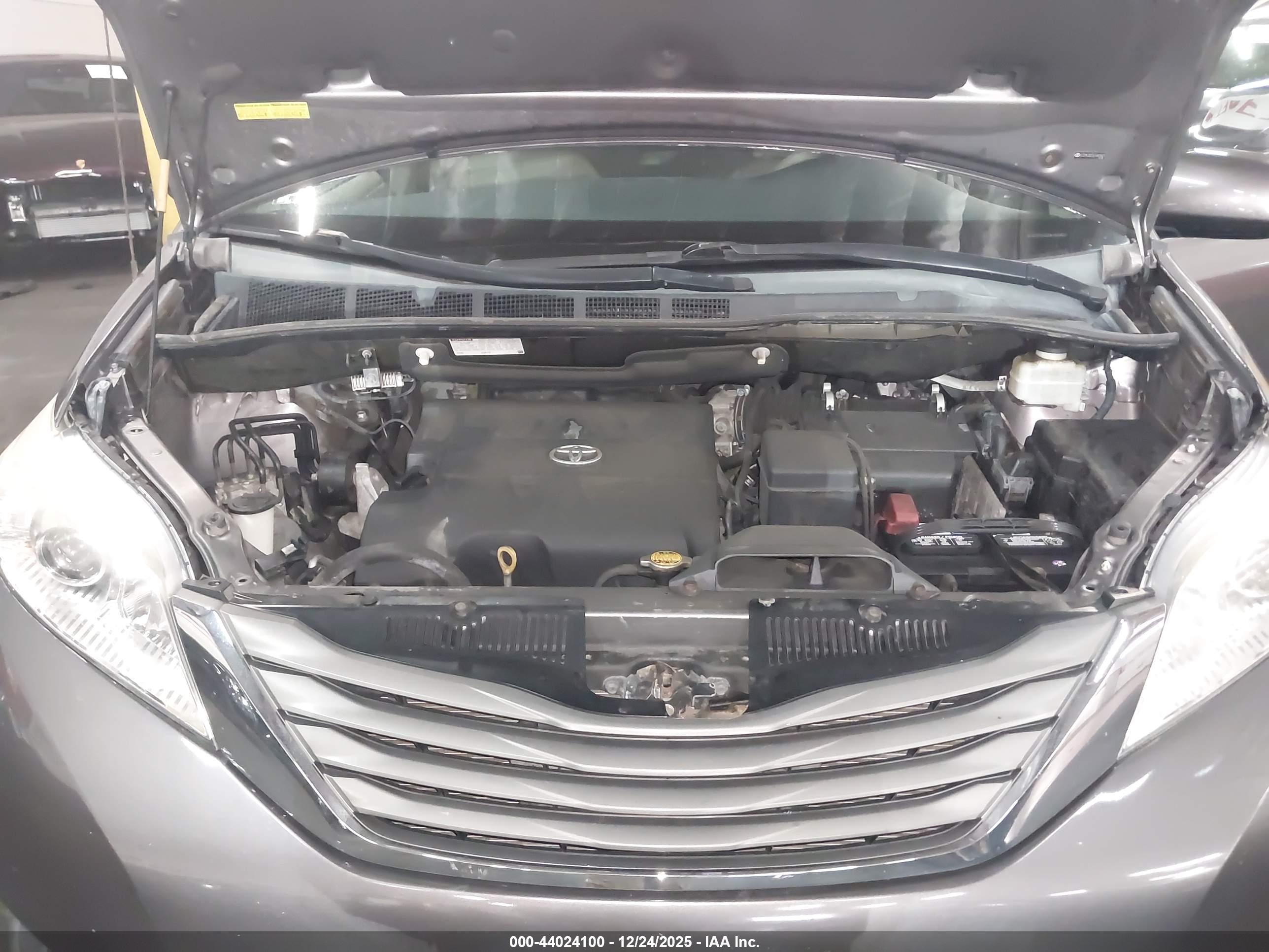 TOYOTA SIENNA image 10