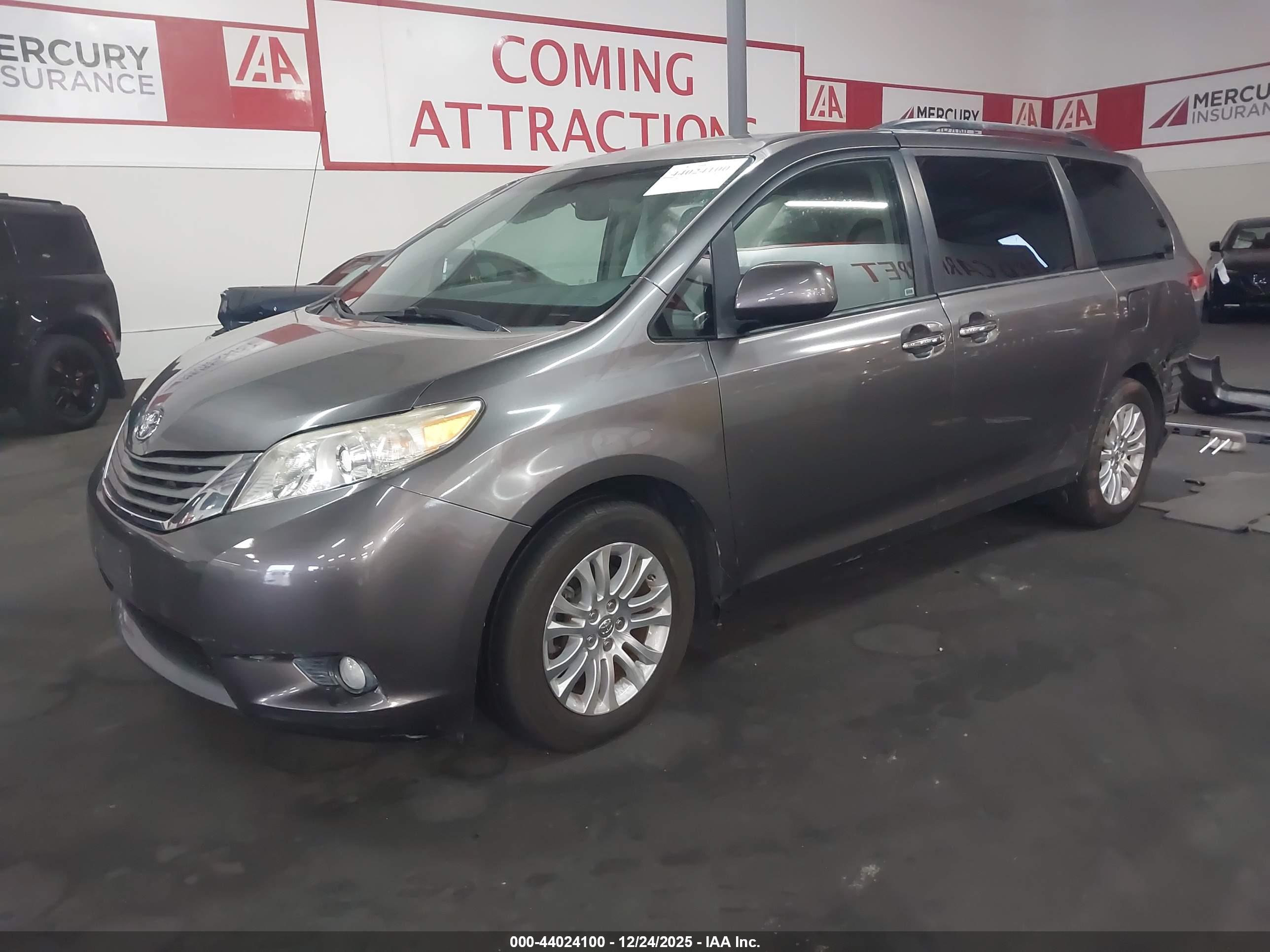 TOYOTA SIENNA image 2