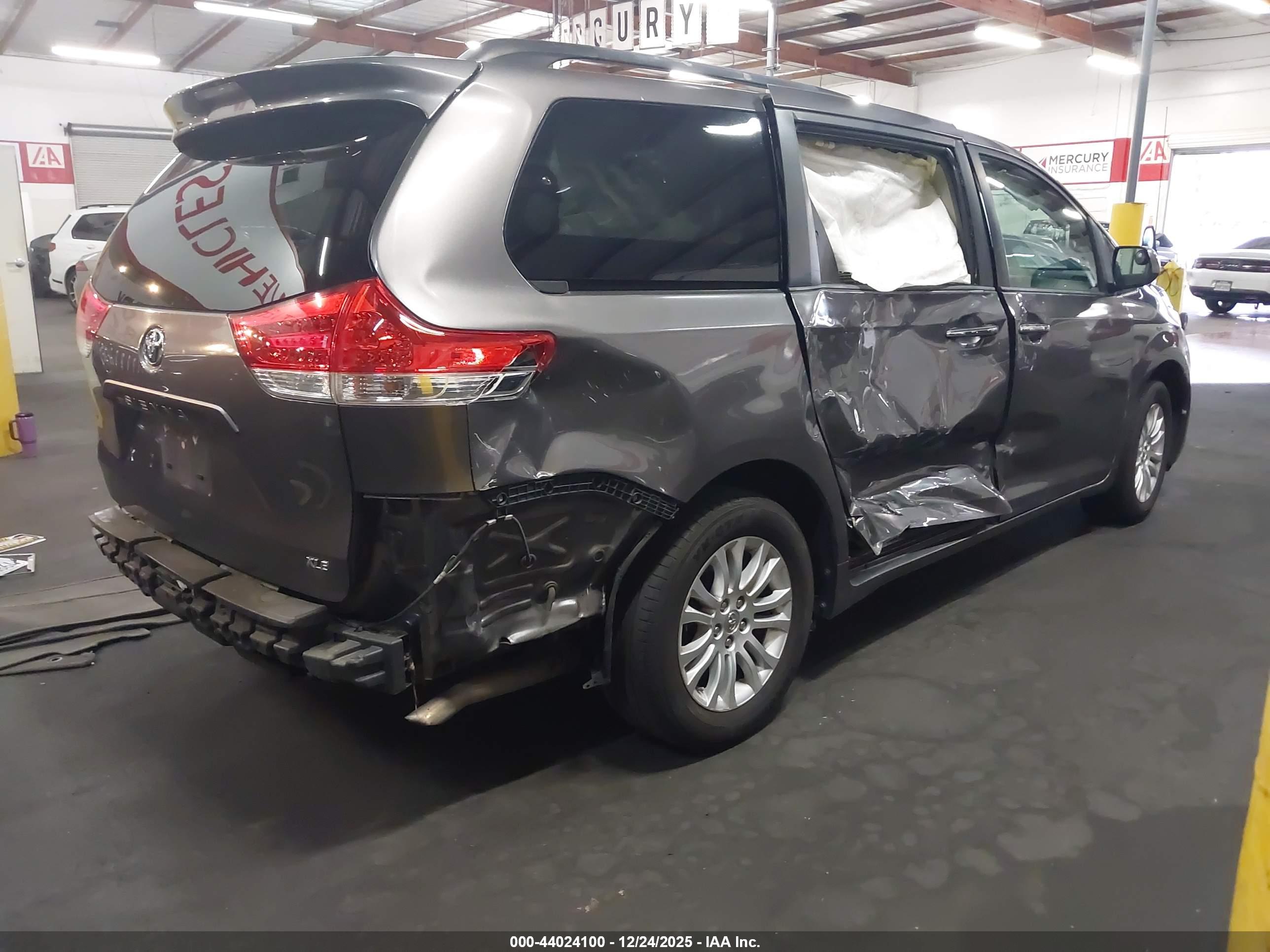 TOYOTA SIENNA image 4