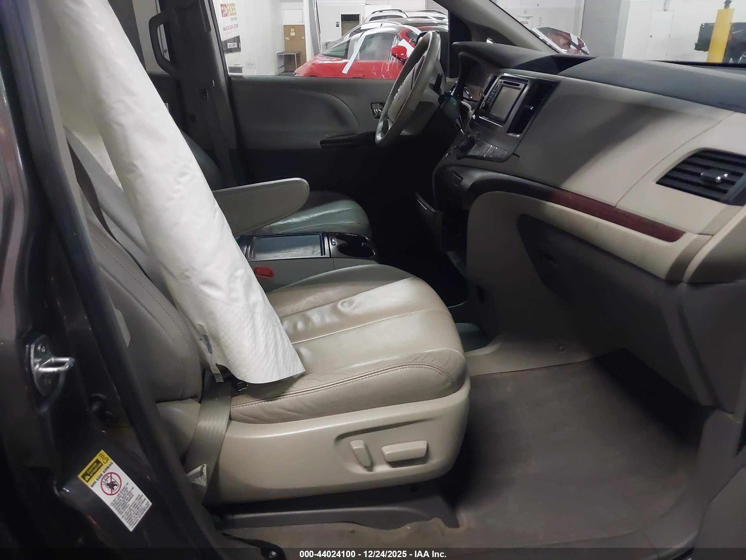 TOYOTA SIENNA image 5