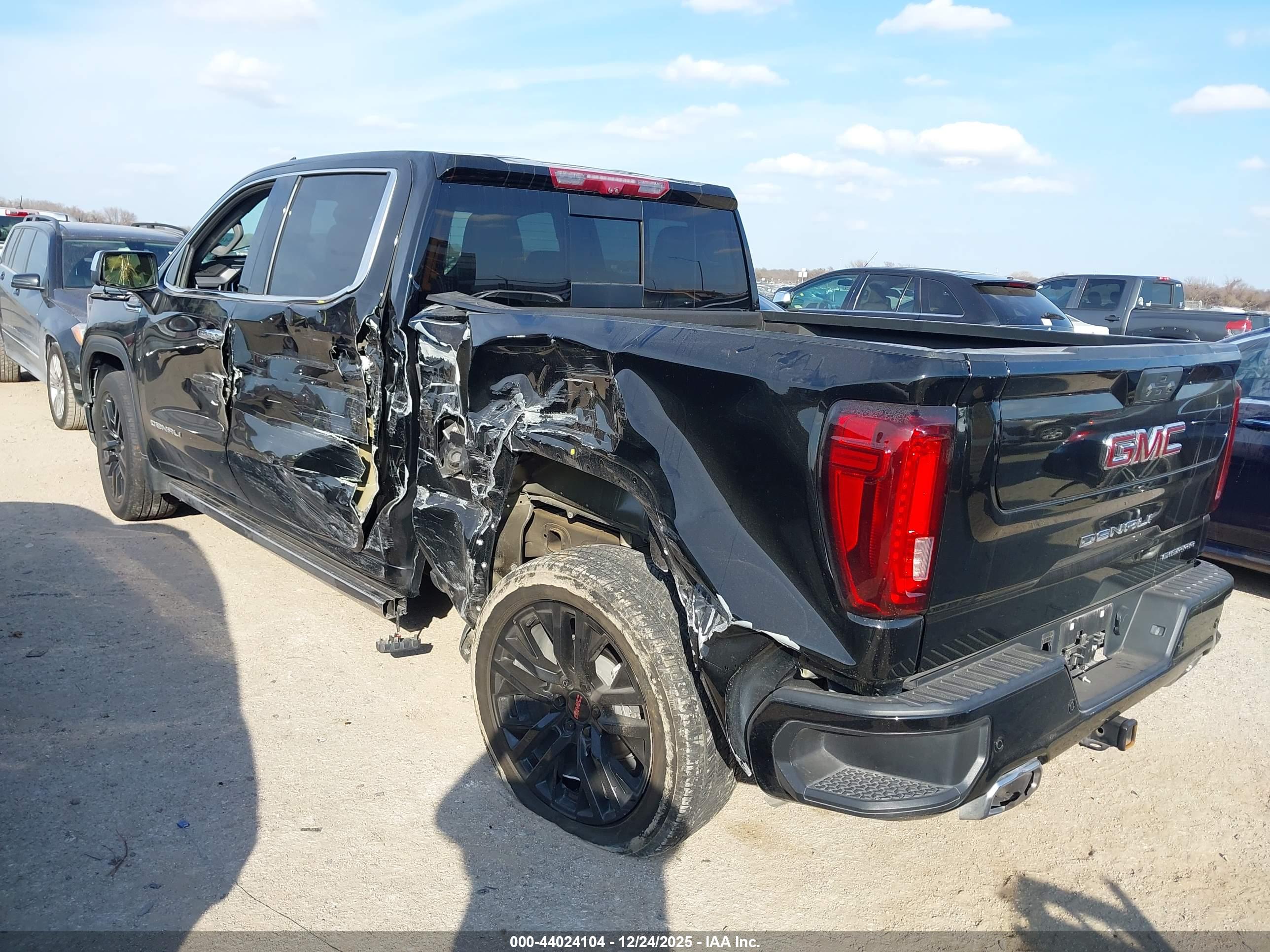 GMC SIERRA image 3