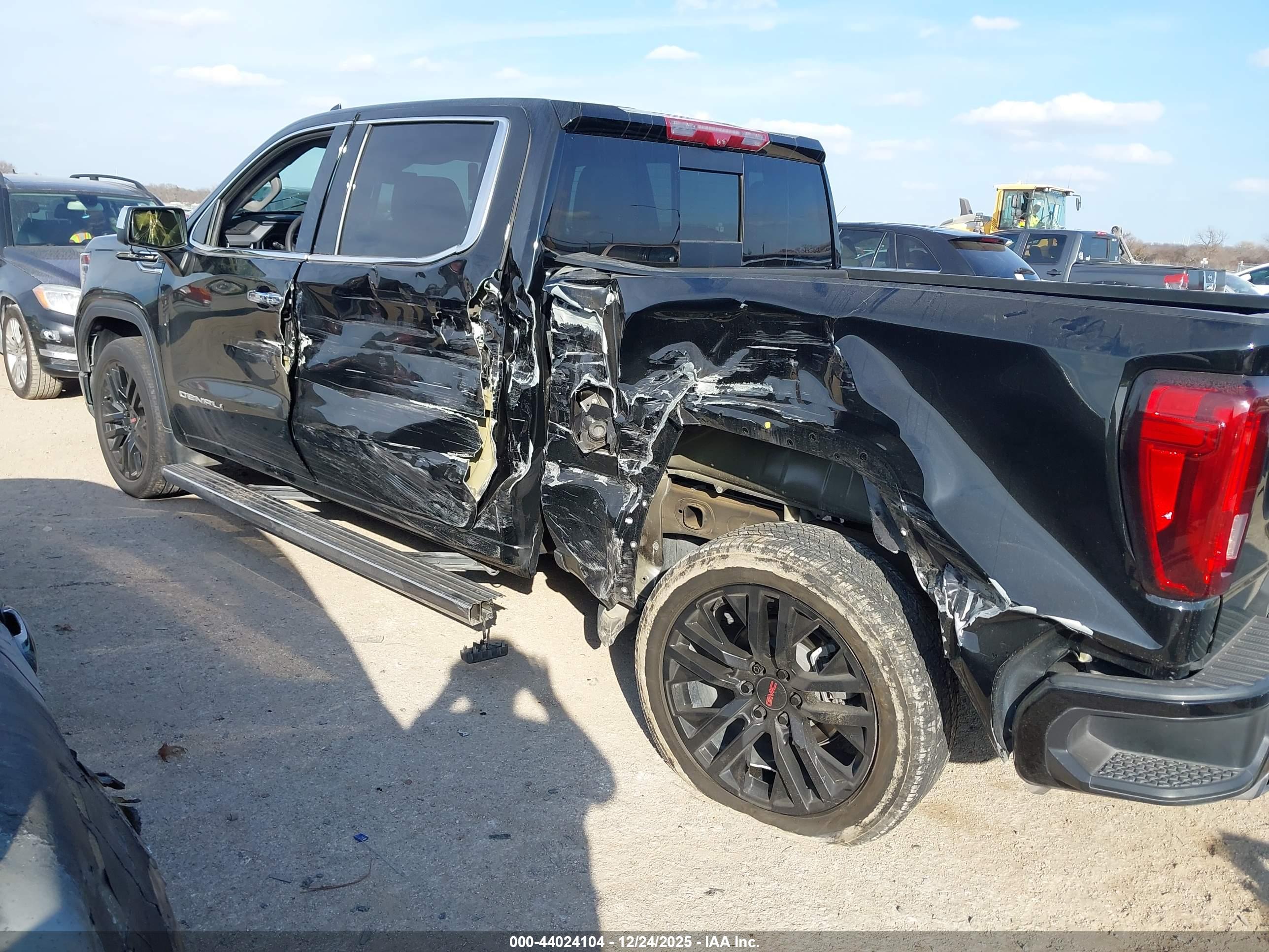 GMC SIERRA image 6