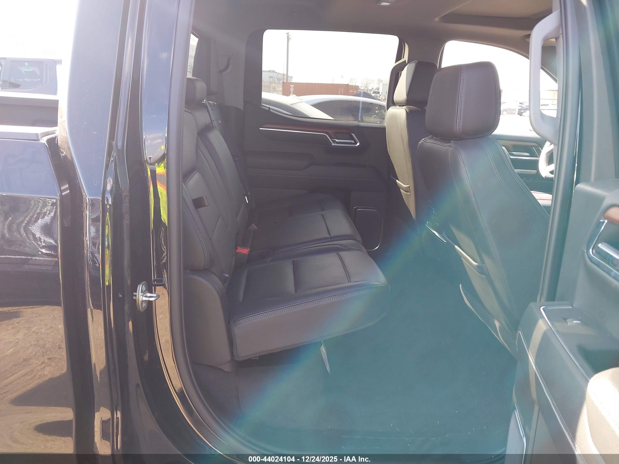 GMC SIERRA image 8
