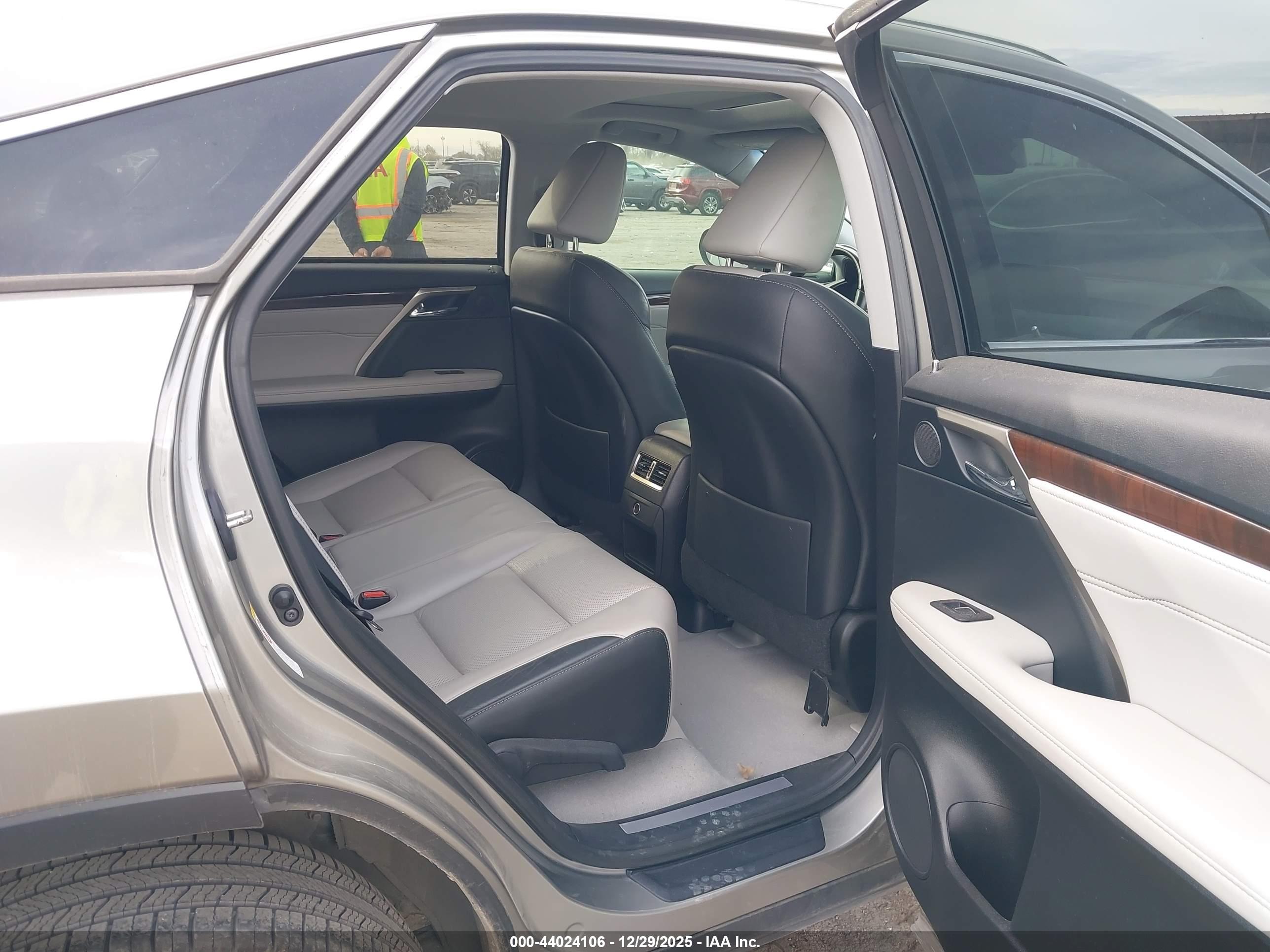 LEXUS RX image 8