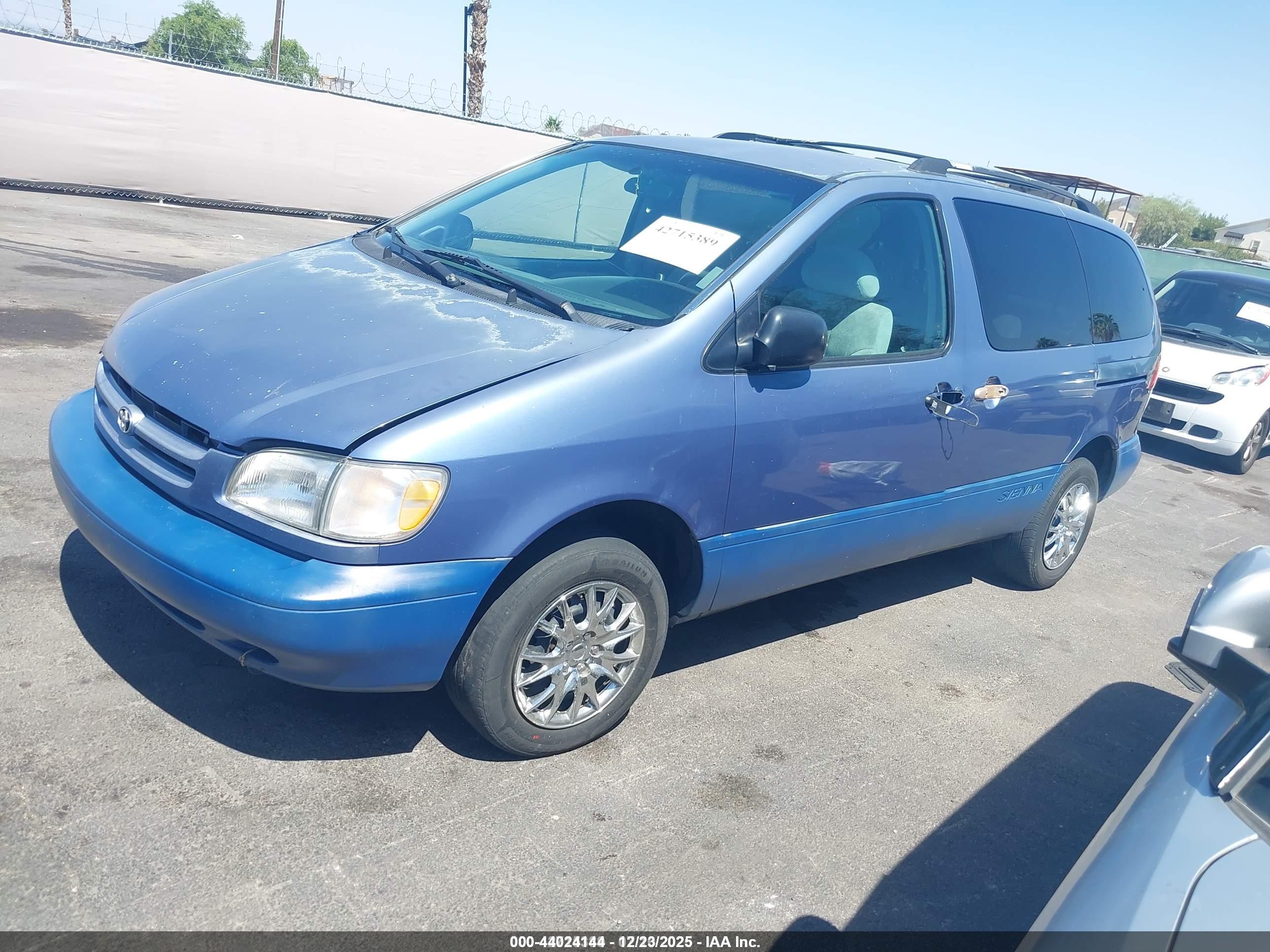 TOYOTA SIENNA image 2