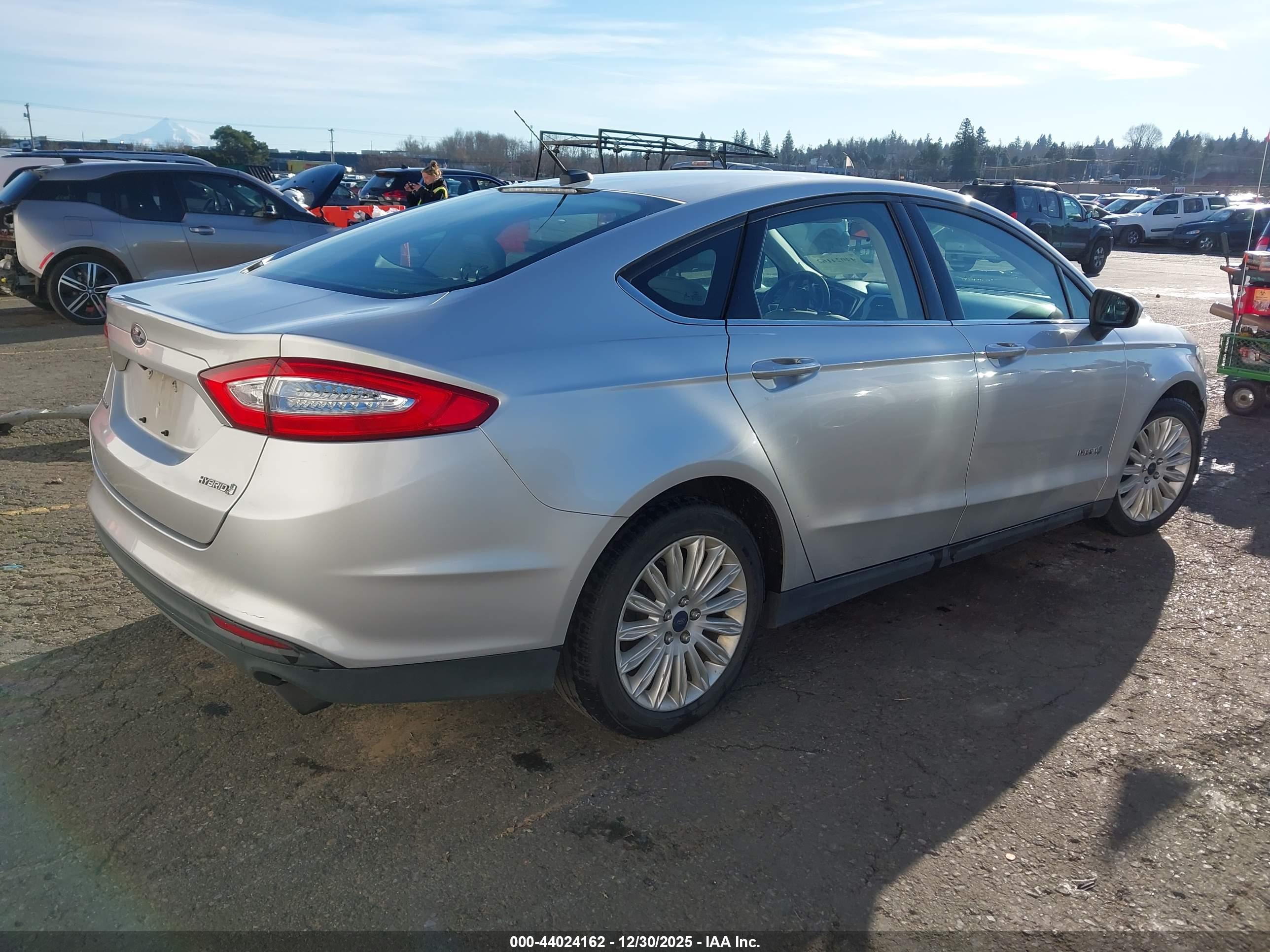 FORD FUSION image 4