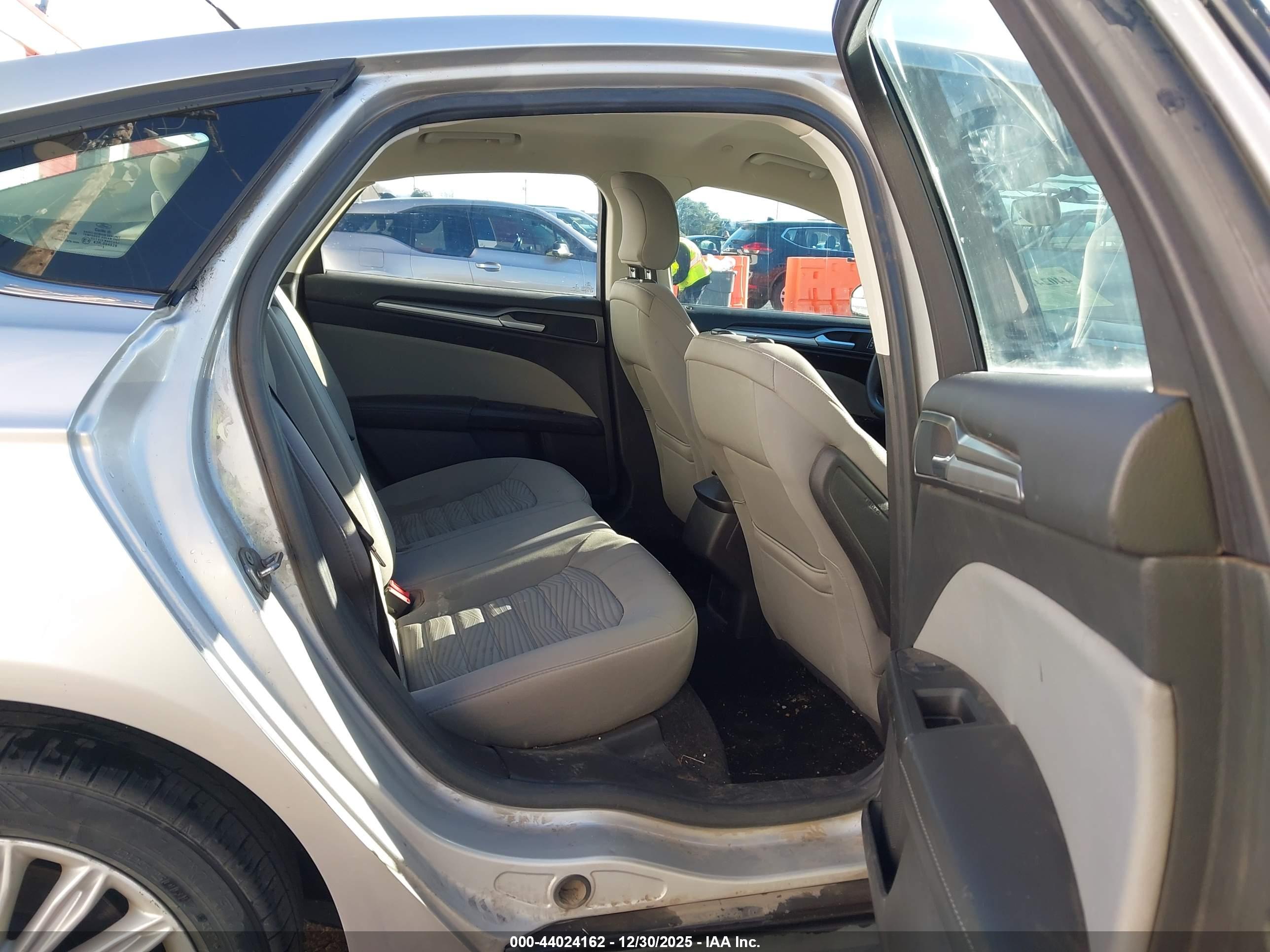 FORD FUSION image 8