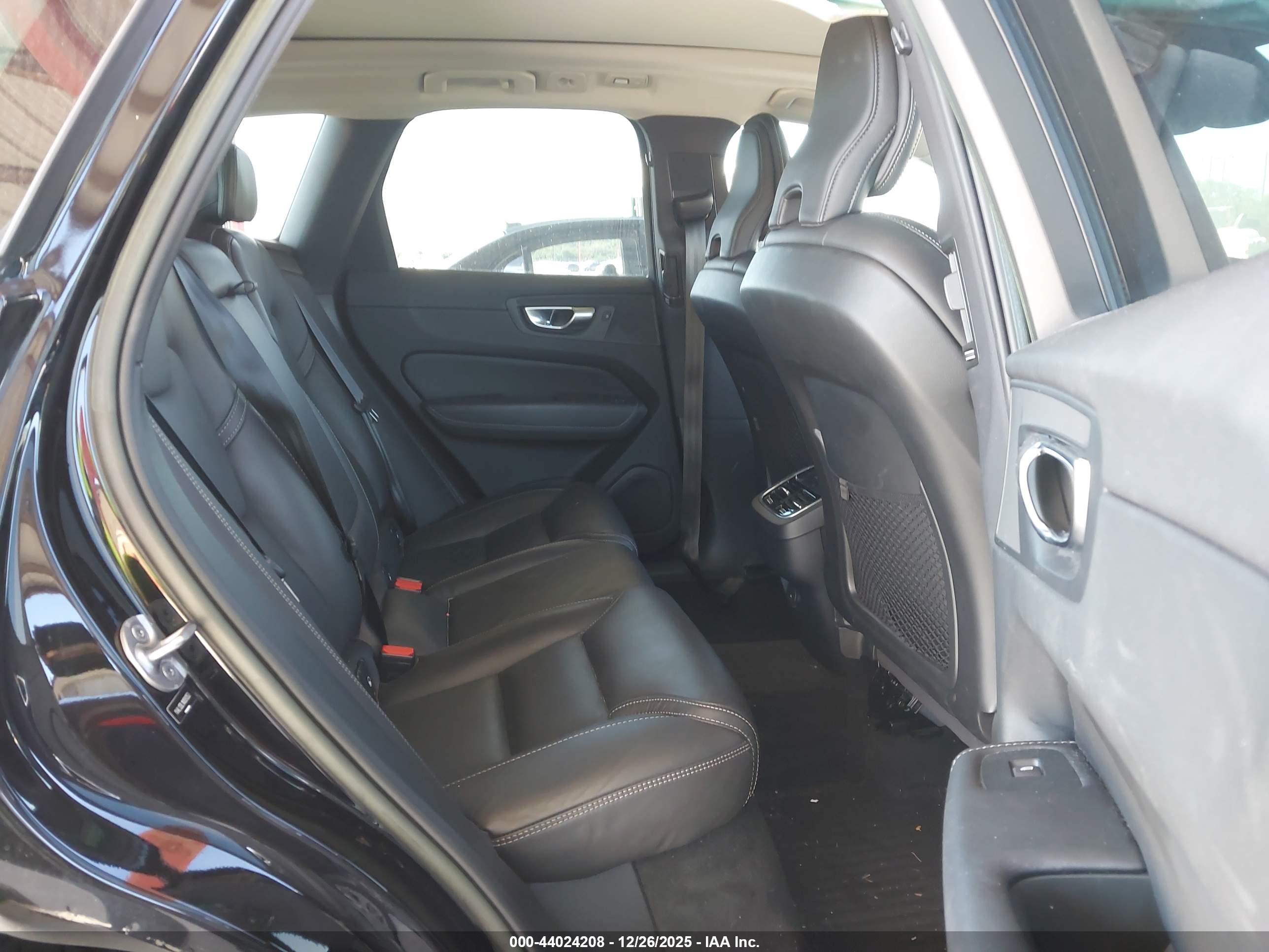 VOLVO XC60 image 8
