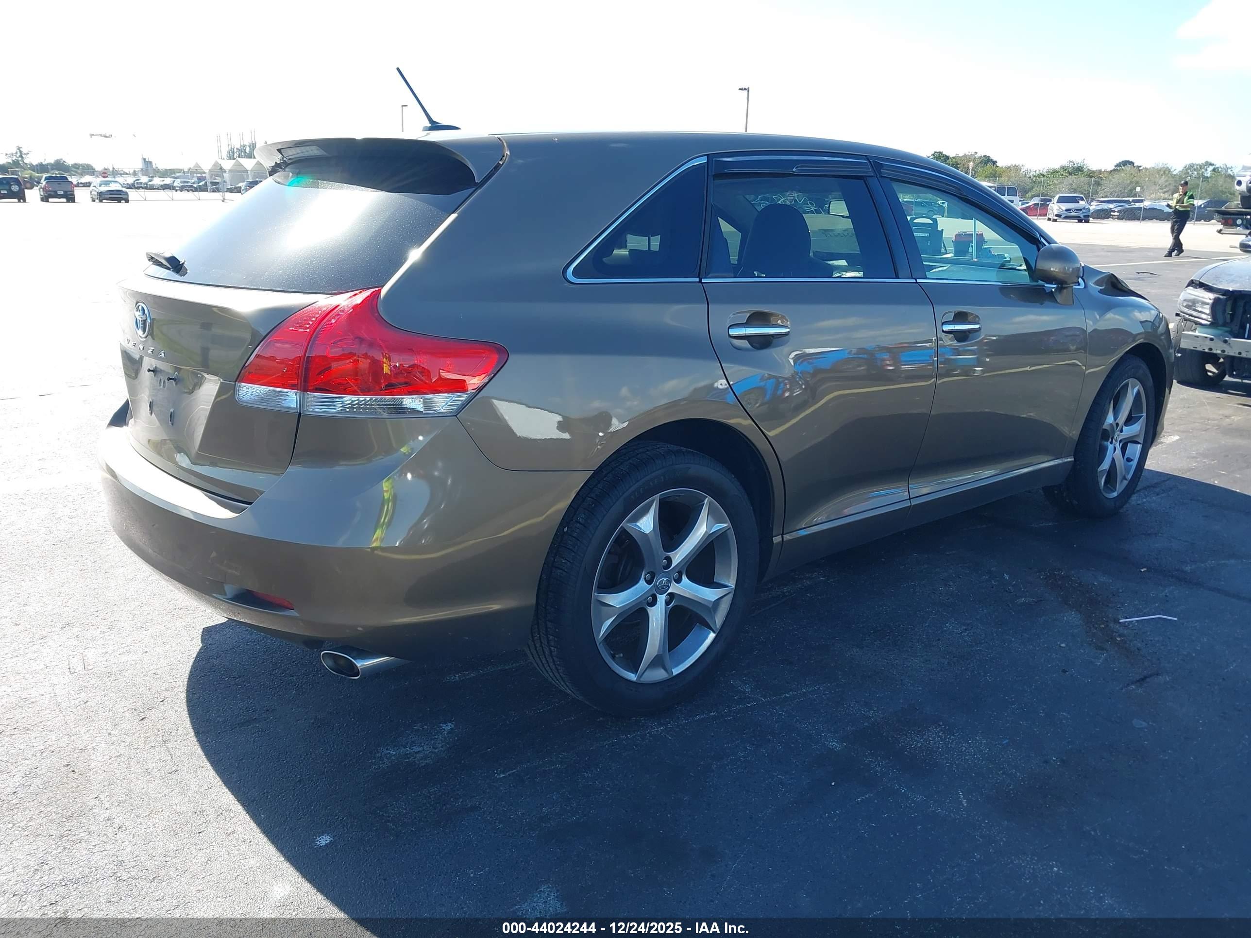 TOYOTA VENZA image 4