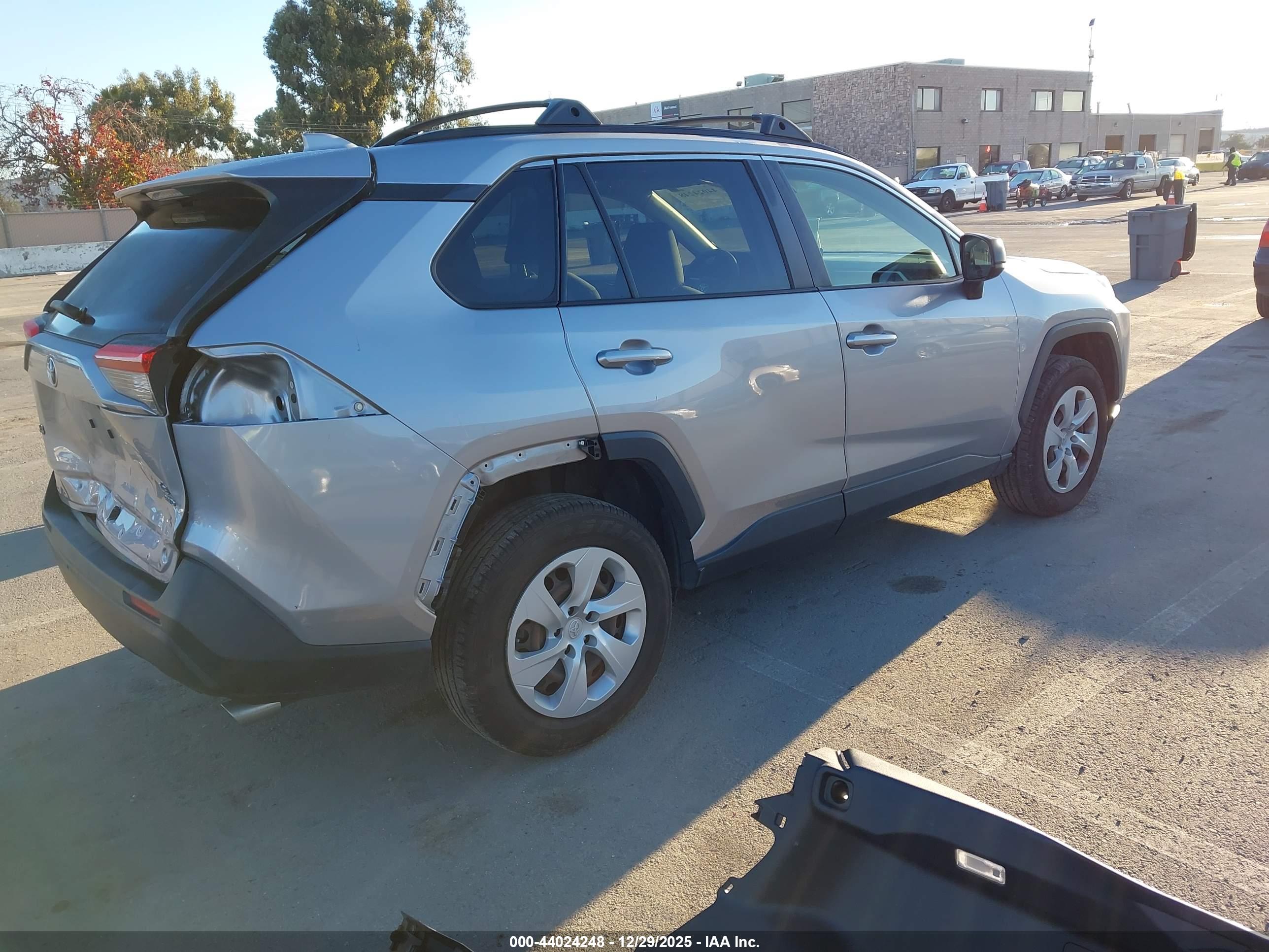TOYOTA RAV4 image 4