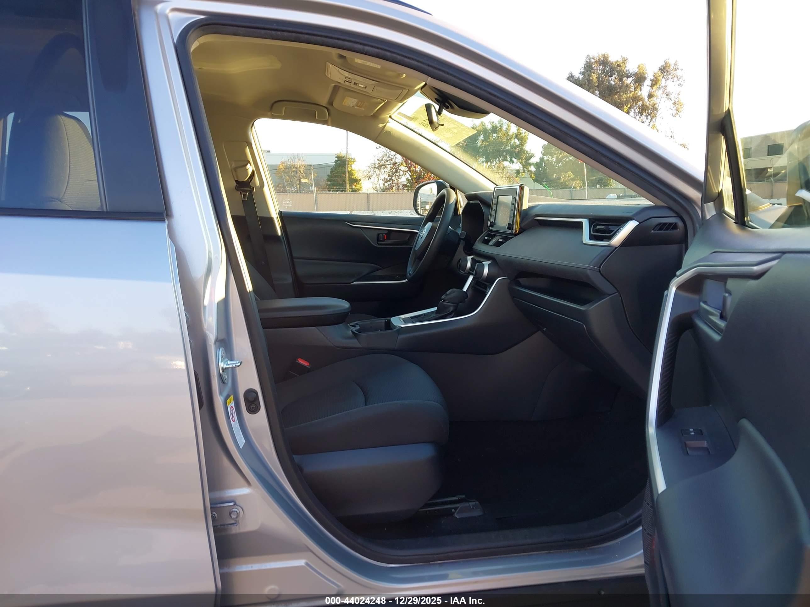 TOYOTA RAV4 image 5