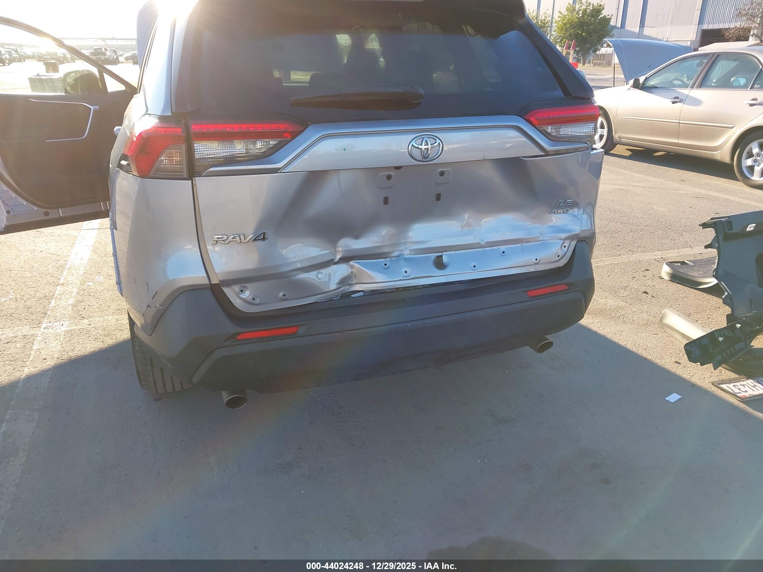 TOYOTA RAV4 image 6