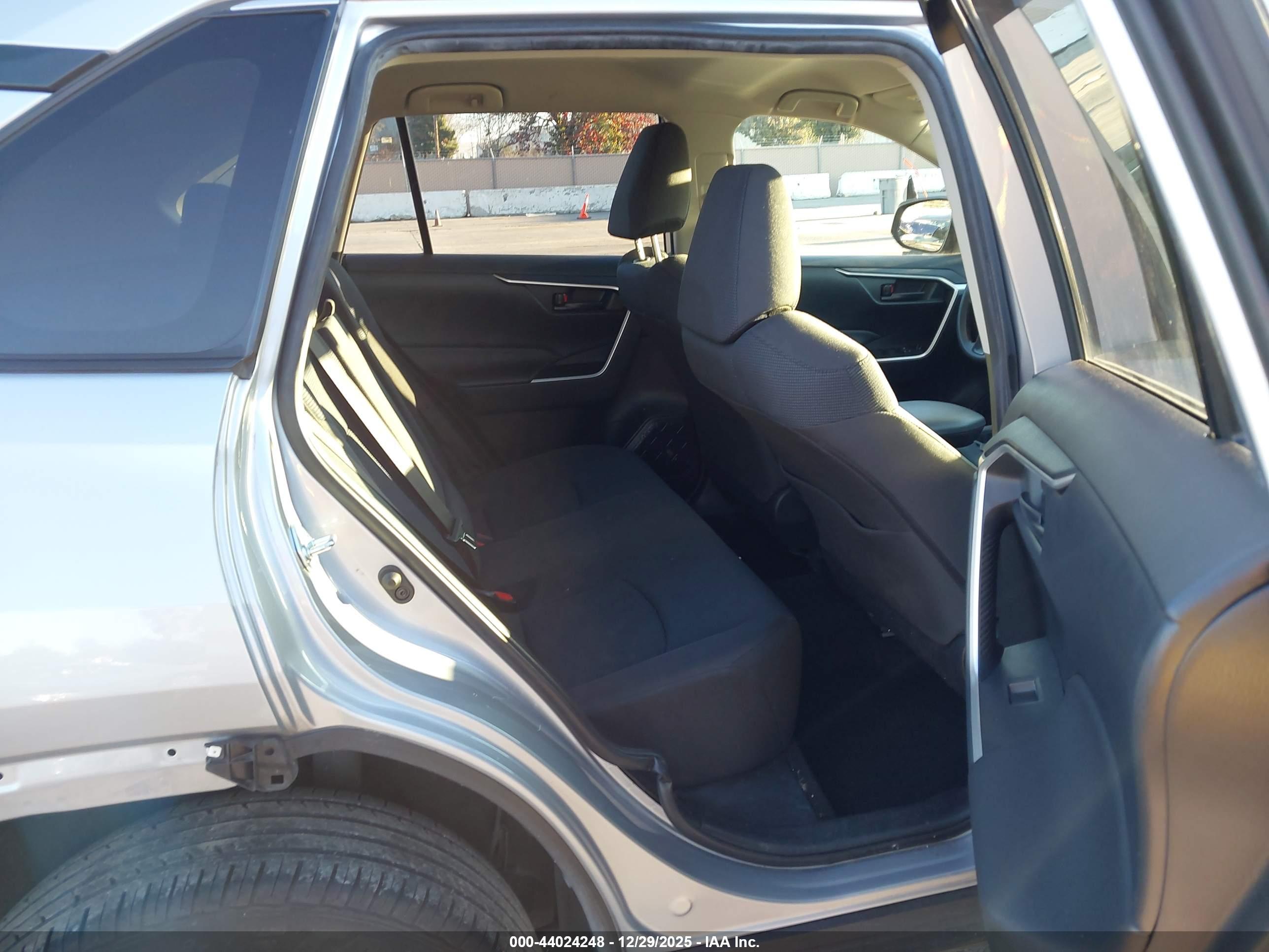TOYOTA RAV4 image 8