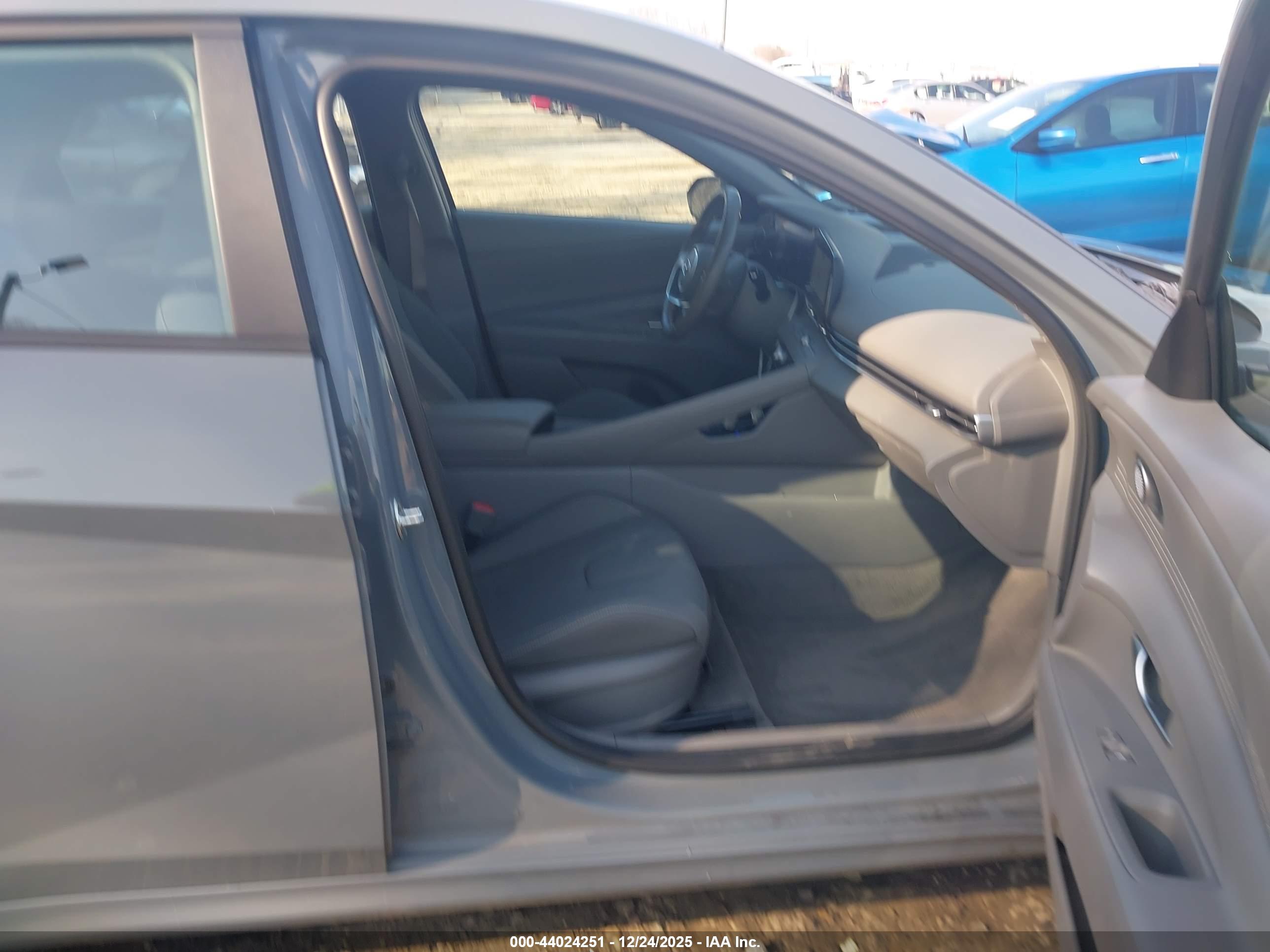 HYUNDAI ELANTRA image 5