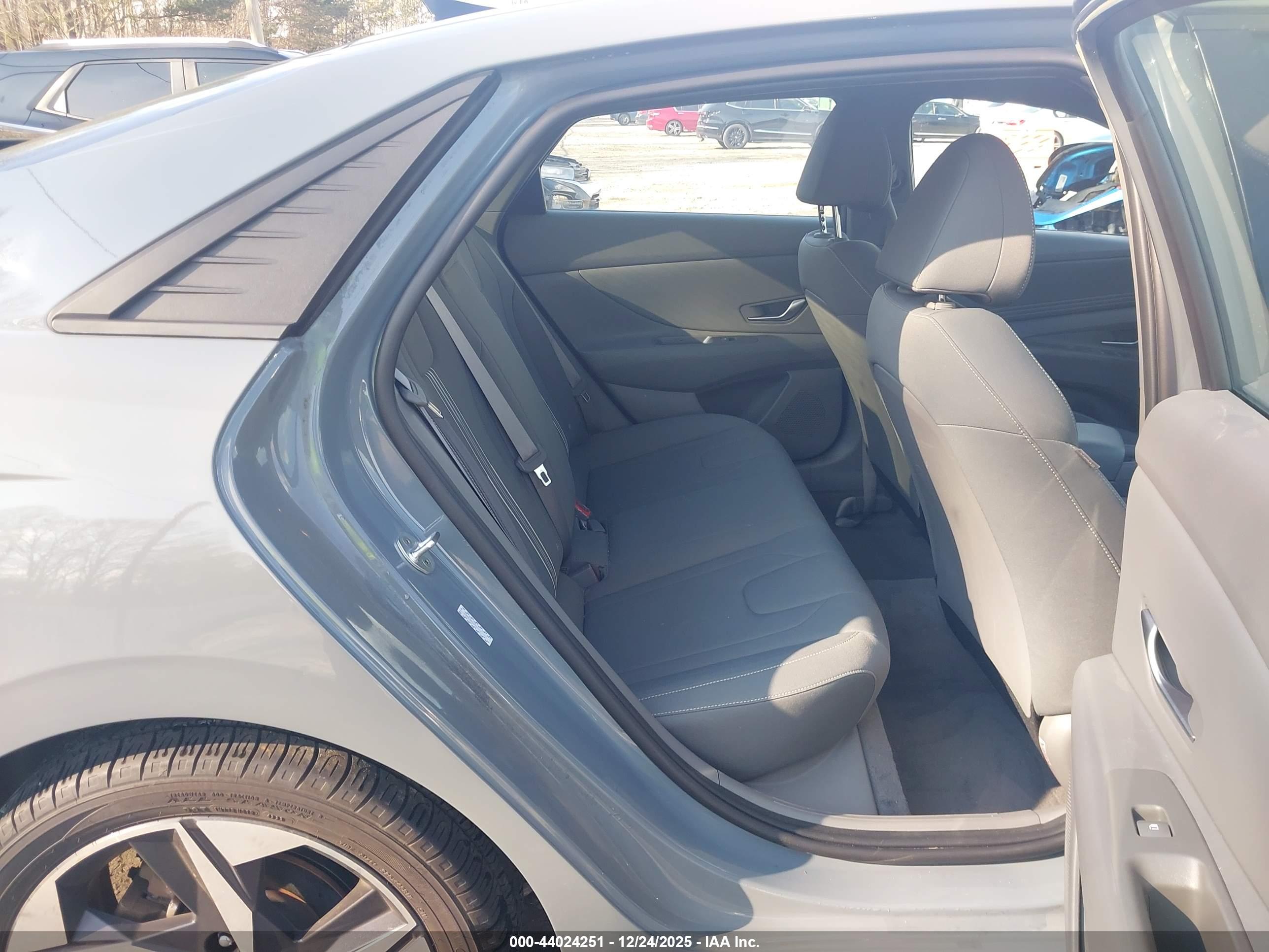 HYUNDAI ELANTRA image 8
