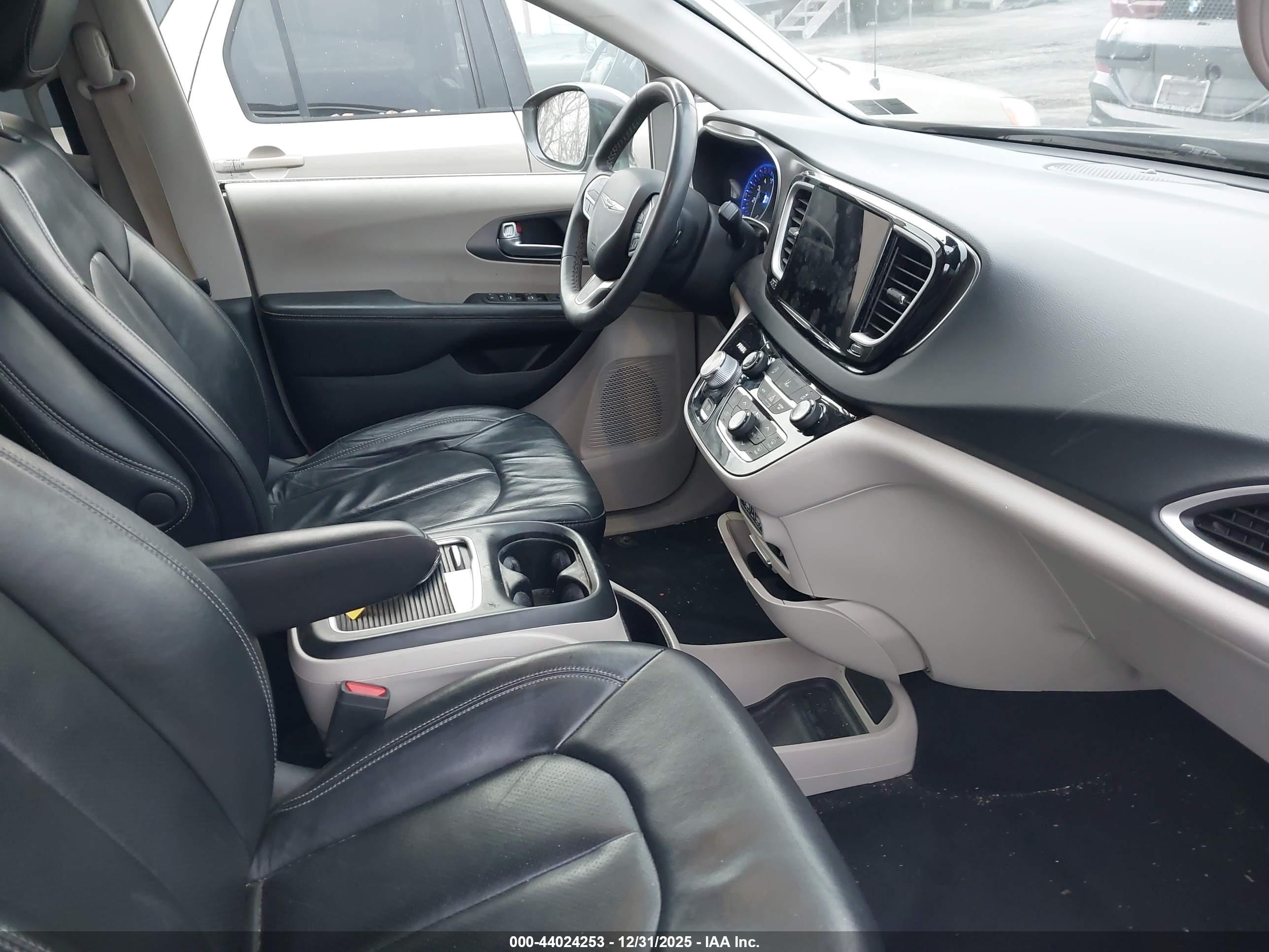 CHRYSLER PACIFICA image 5