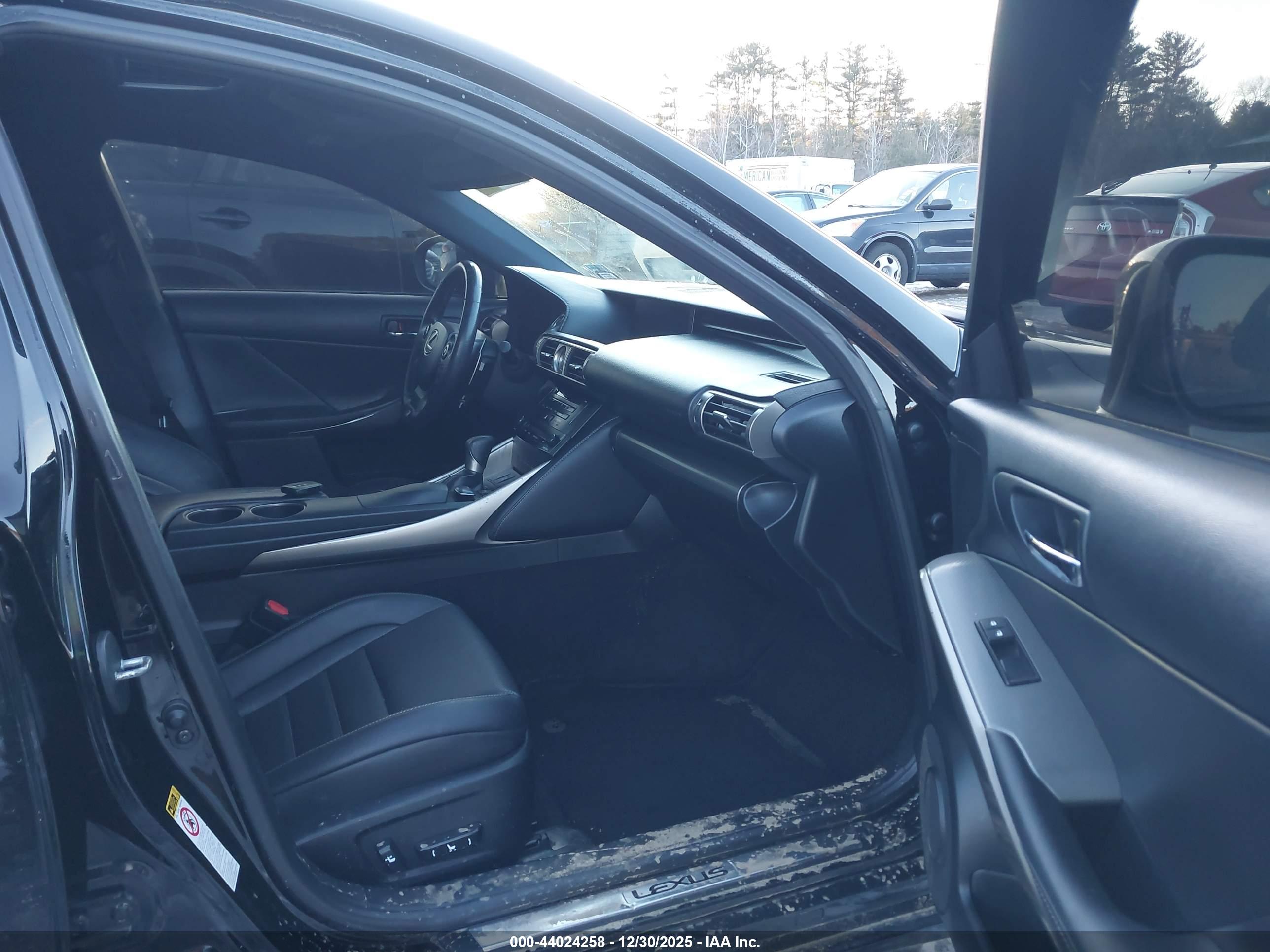 LEXUS IS image 5