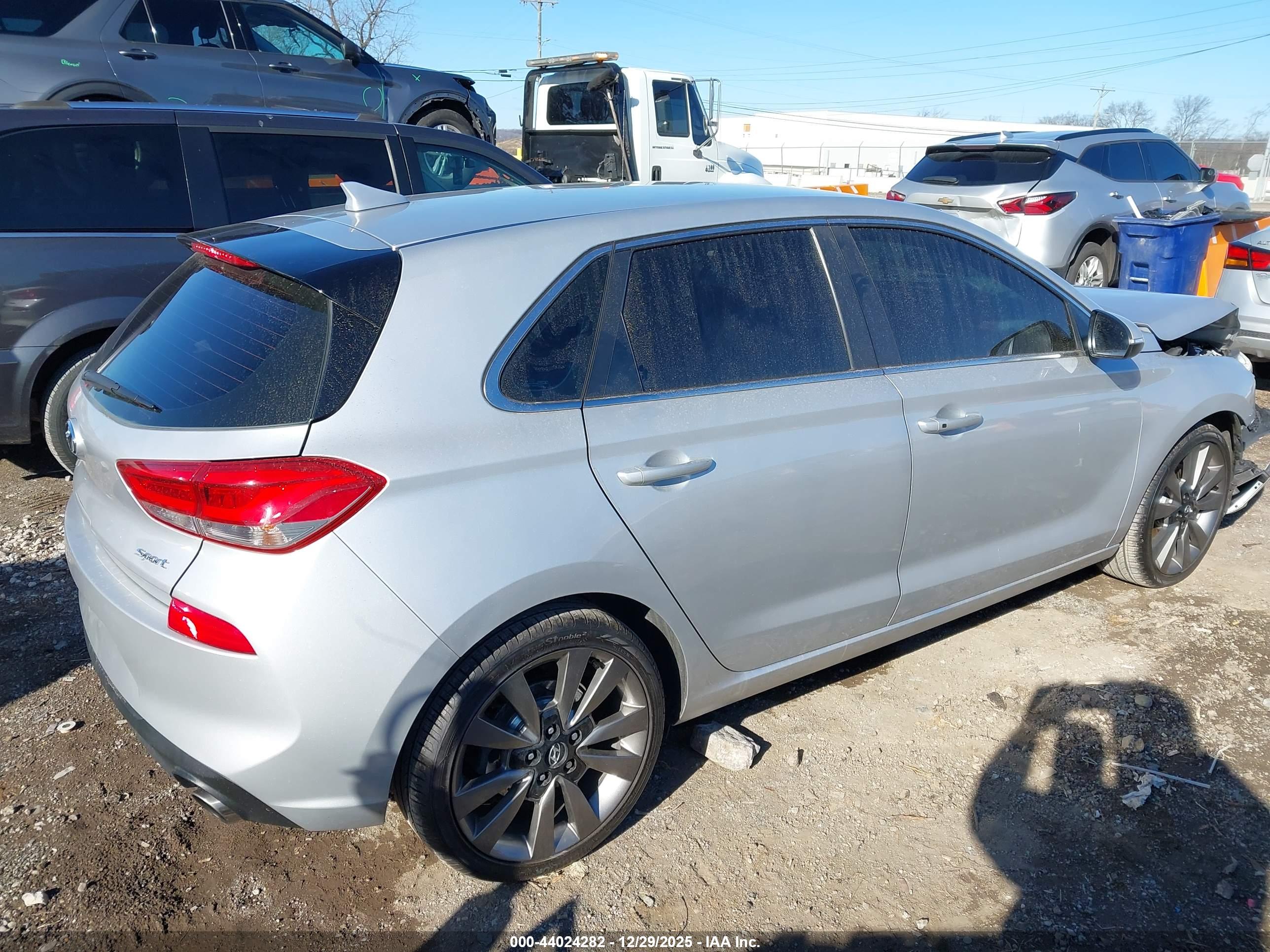 HYUNDAI ELANTRA image 4