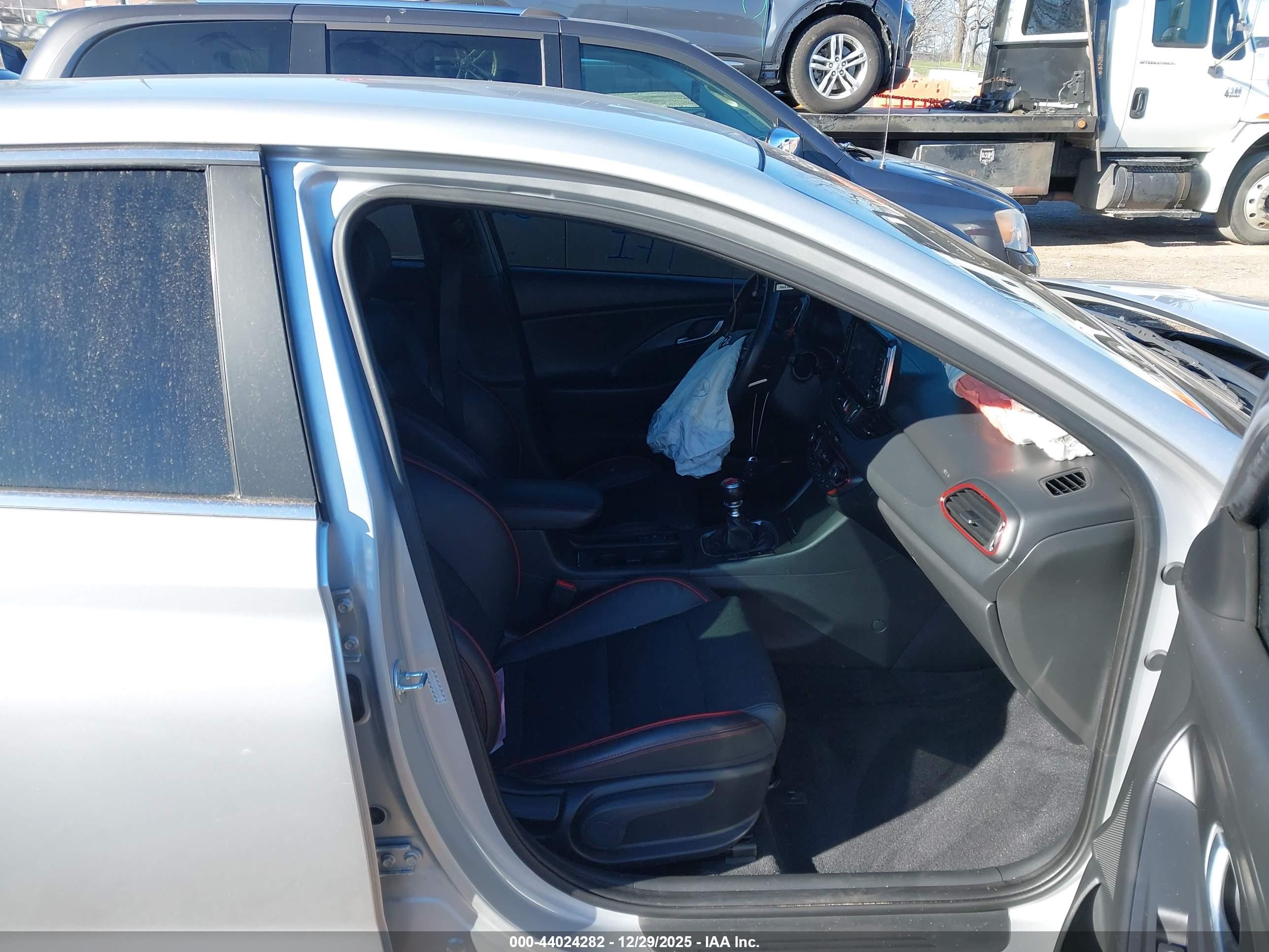HYUNDAI ELANTRA image 5