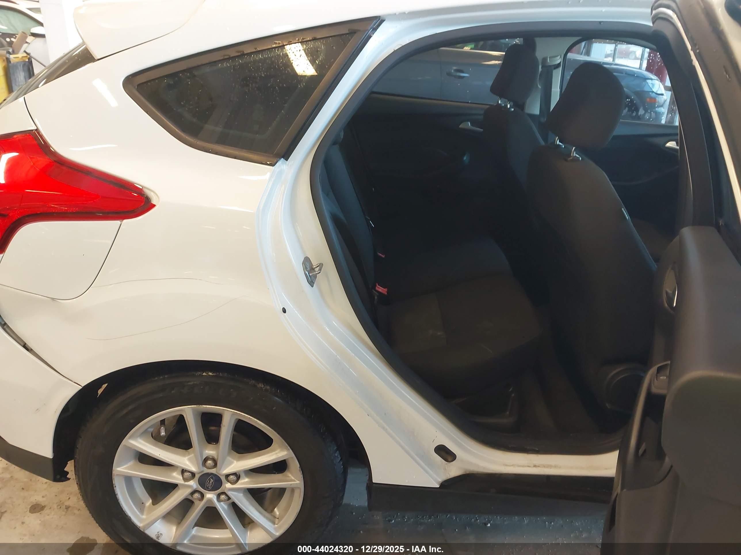 FORD FOCUS image 8