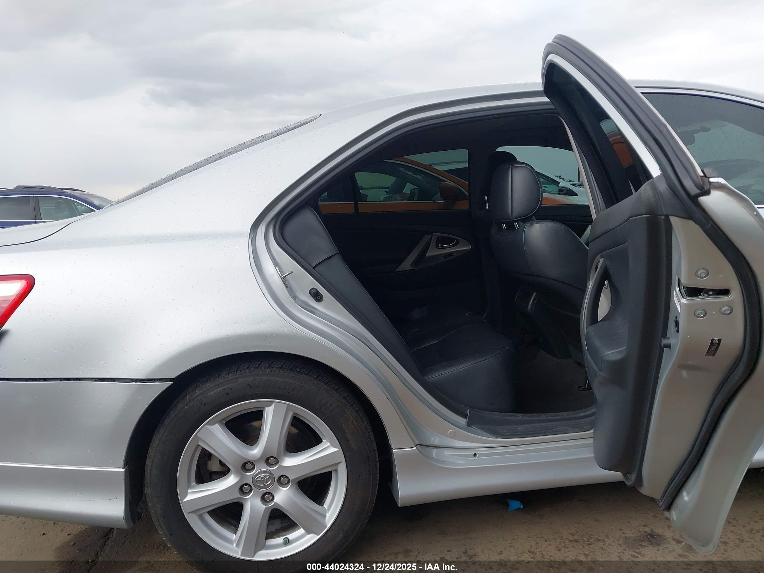 TOYOTA CAMRY image 8