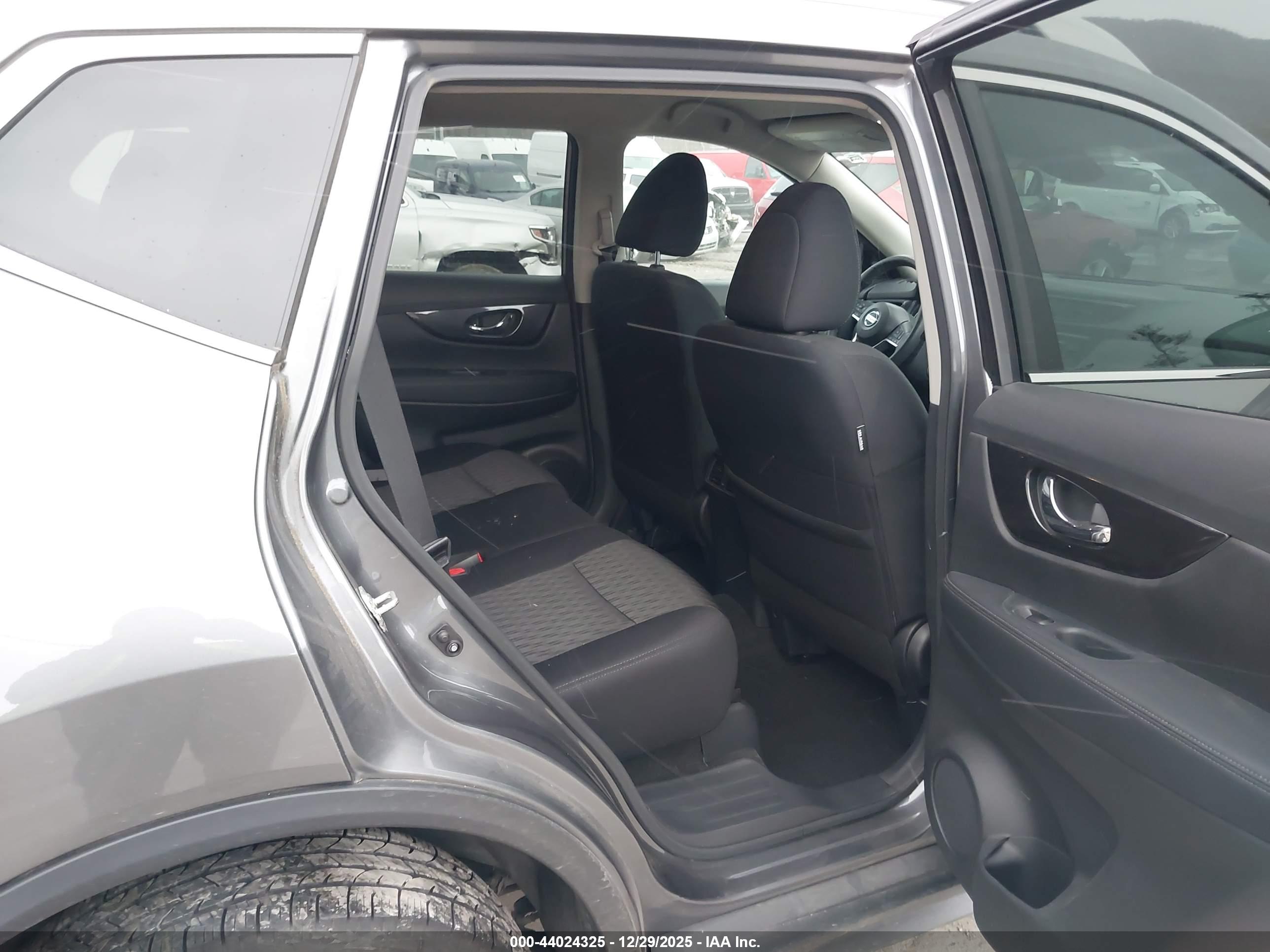 NISSAN ROGUE image 8