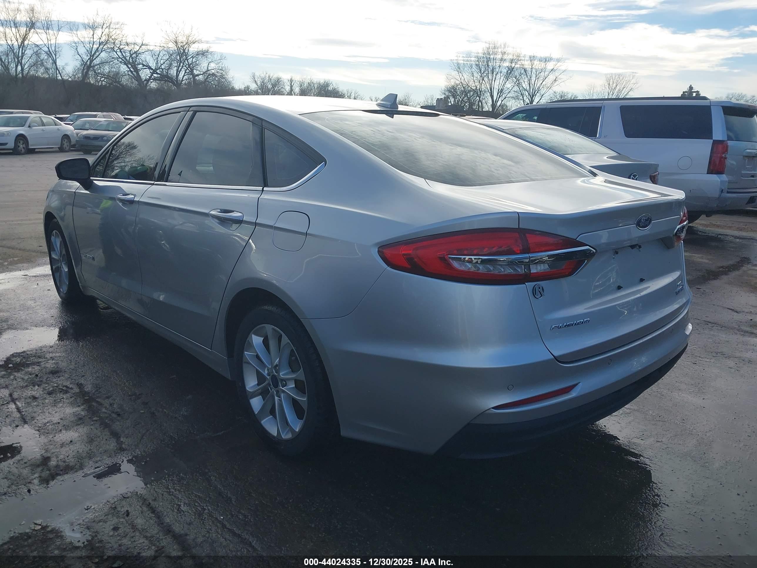 FORD FUSION image 3