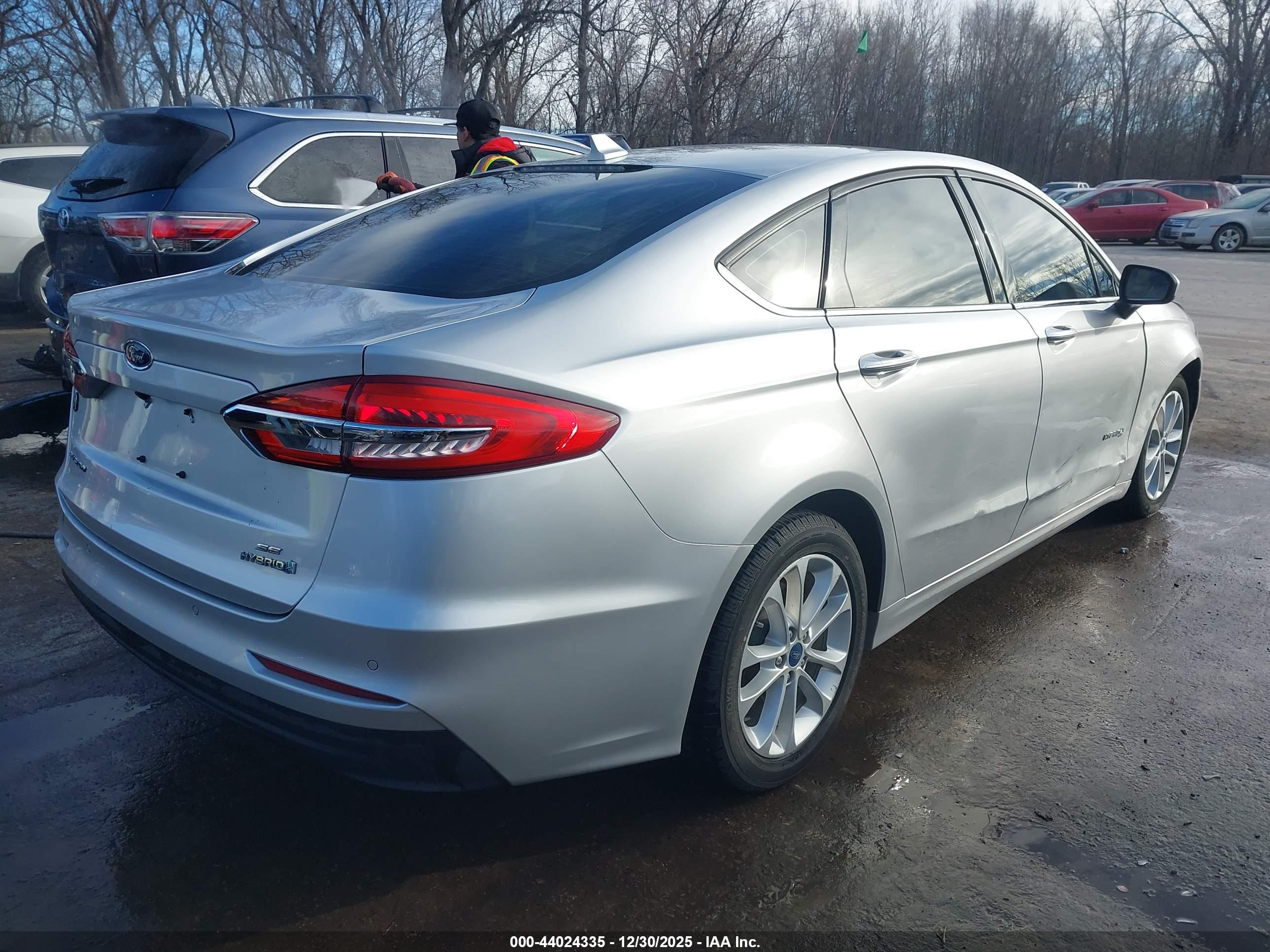 FORD FUSION image 4