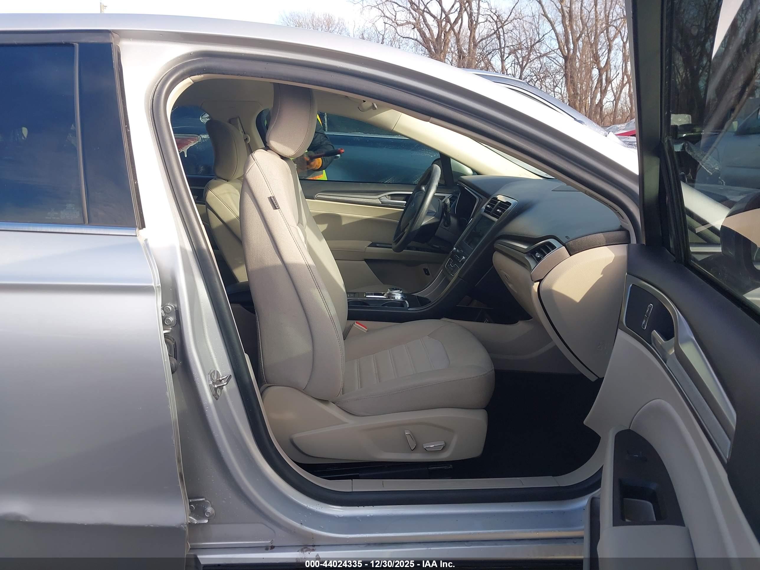 FORD FUSION image 5