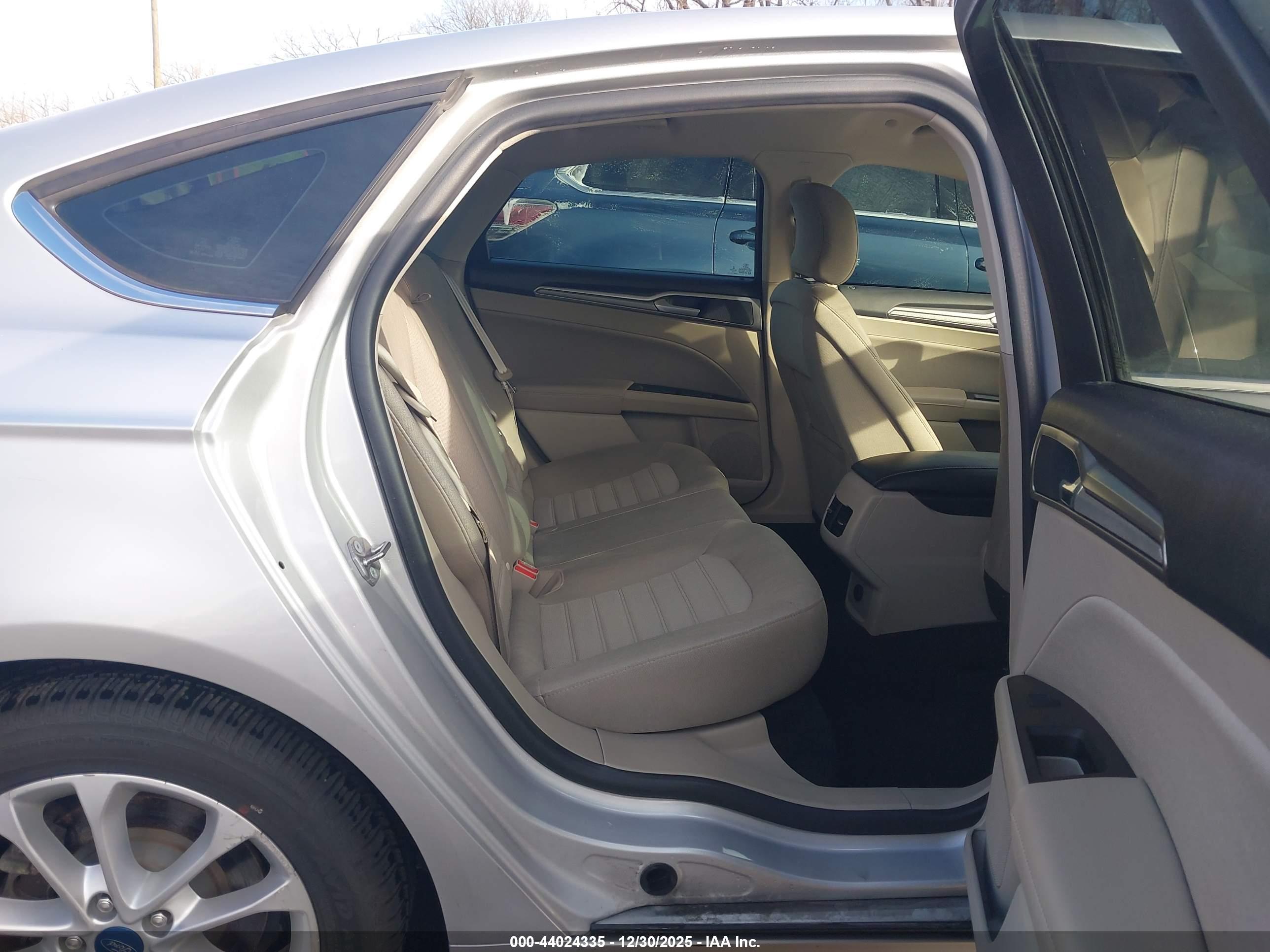 FORD FUSION image 8
