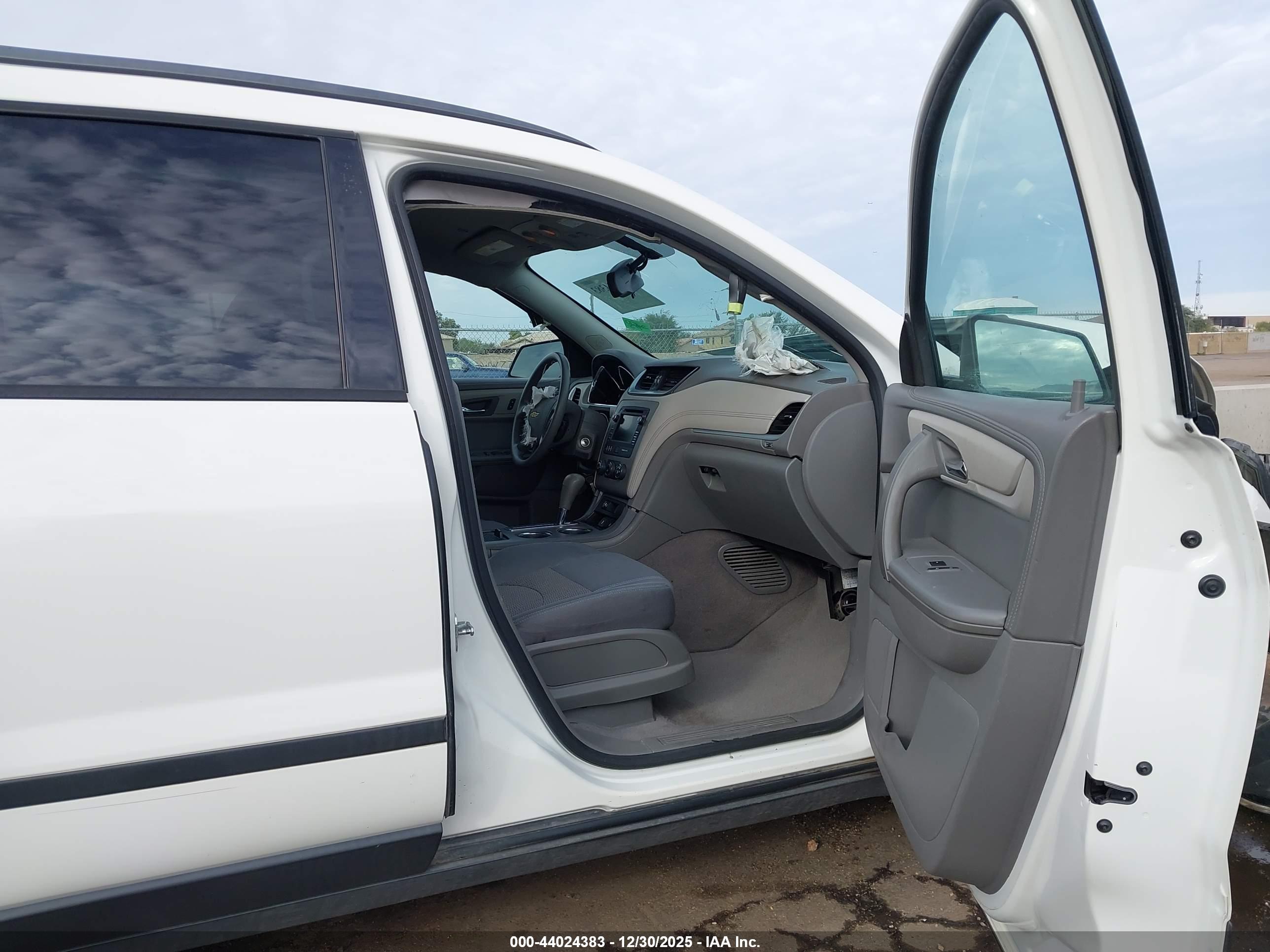 CHEVROLET TRAVERSE image 5