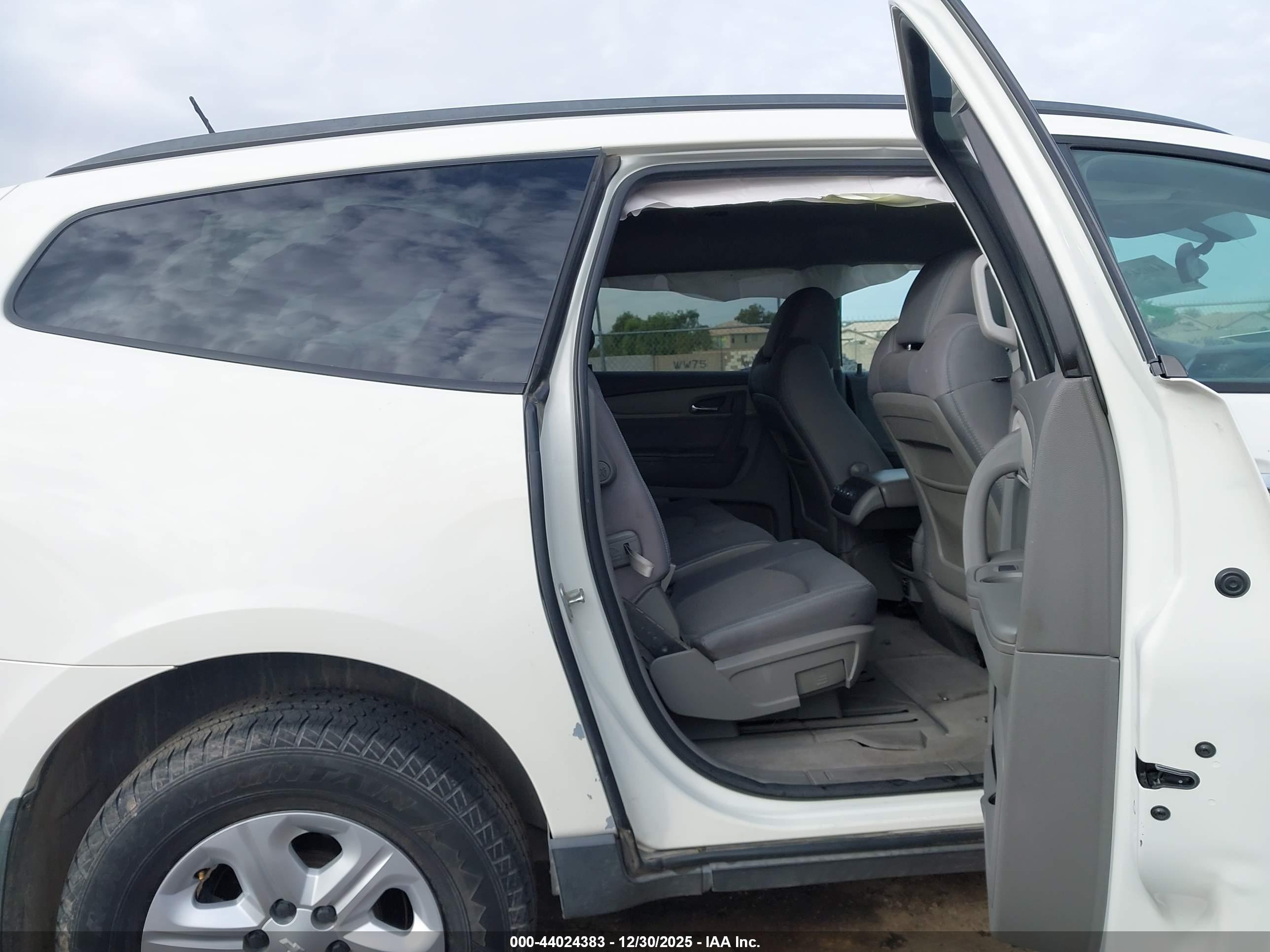 CHEVROLET TRAVERSE image 8