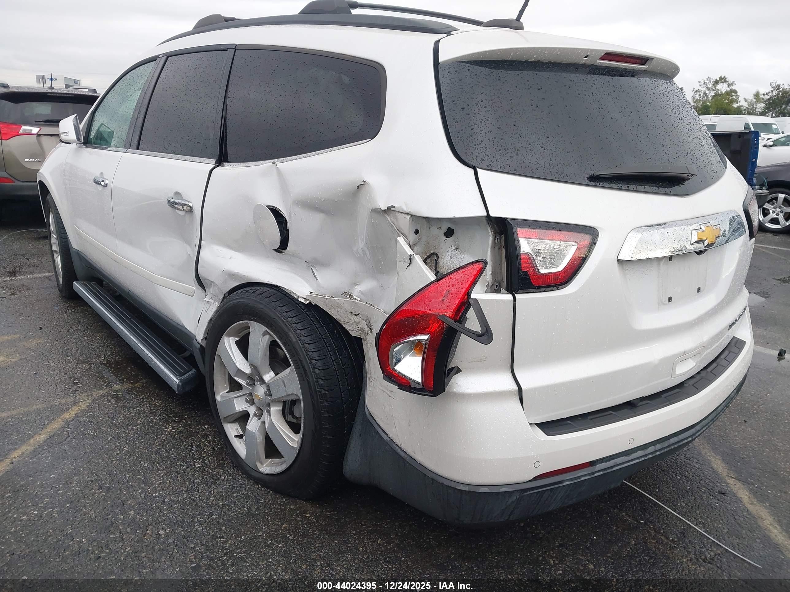 CHEVROLET TRAVERSE image 3