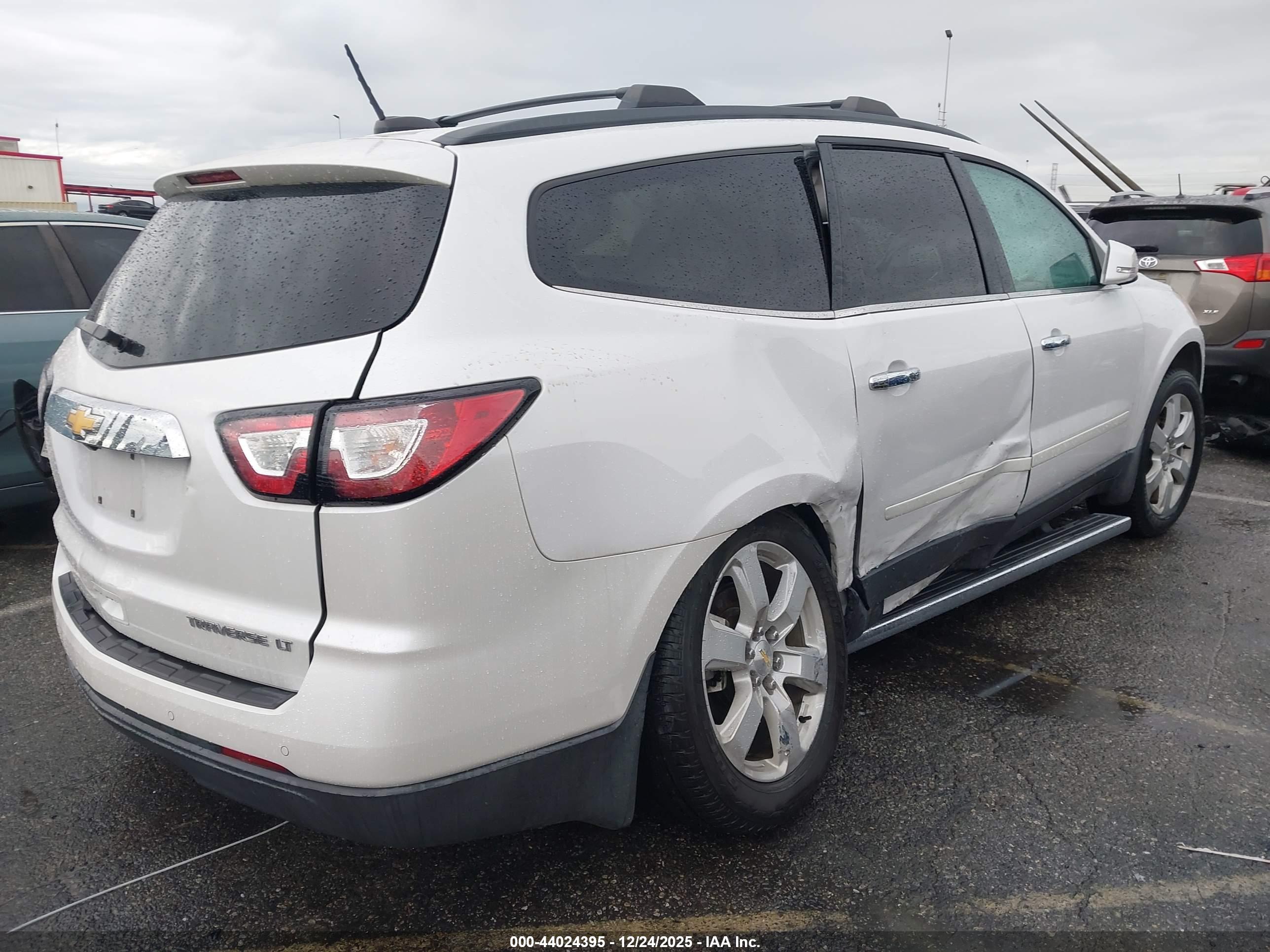 CHEVROLET TRAVERSE image 4