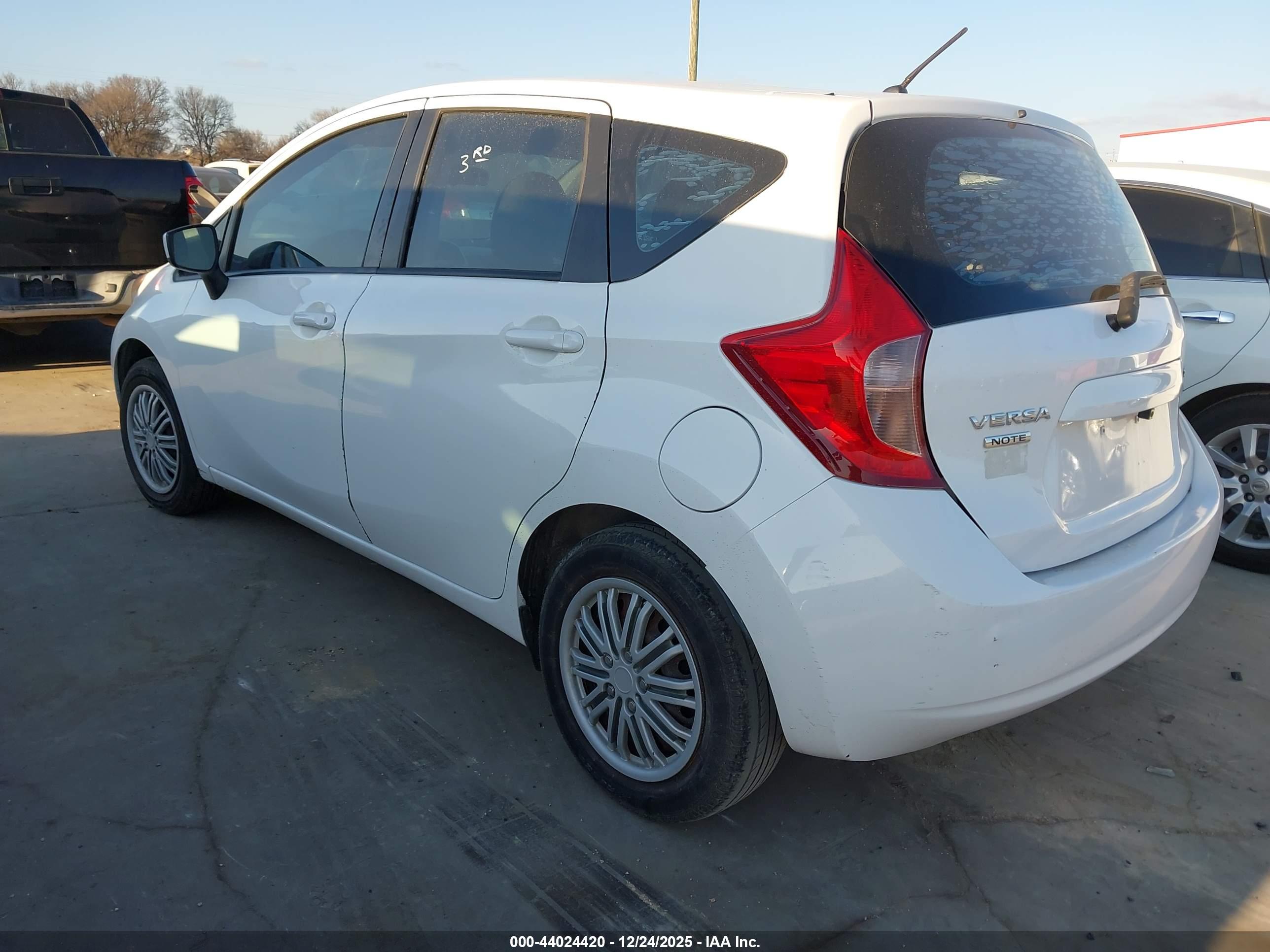 NISSAN VERSA image 3