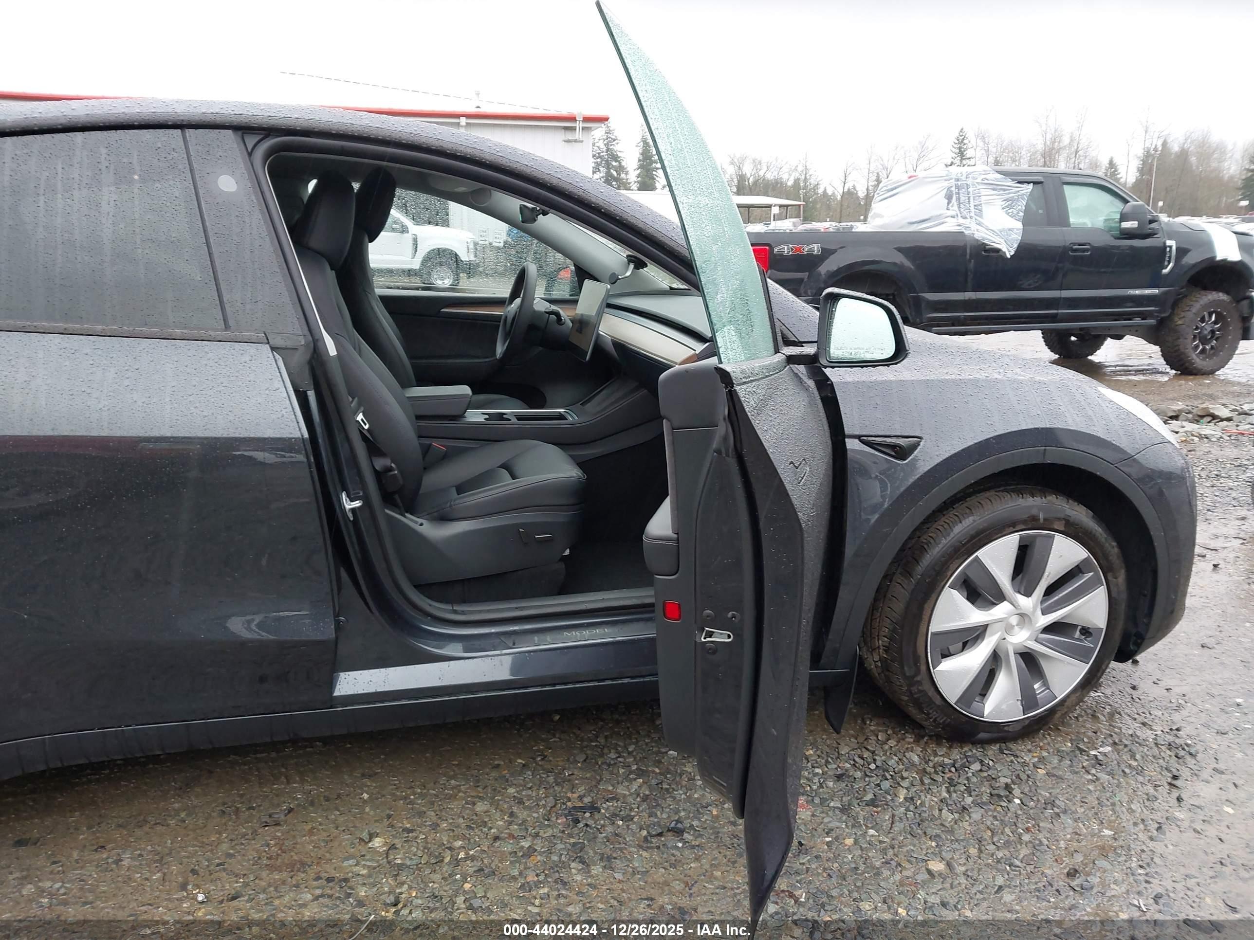 TESLA MODEL image 5