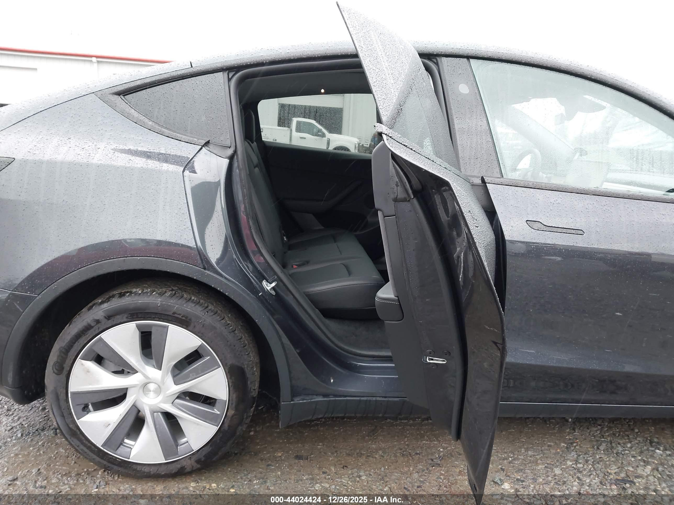 TESLA MODEL image 8