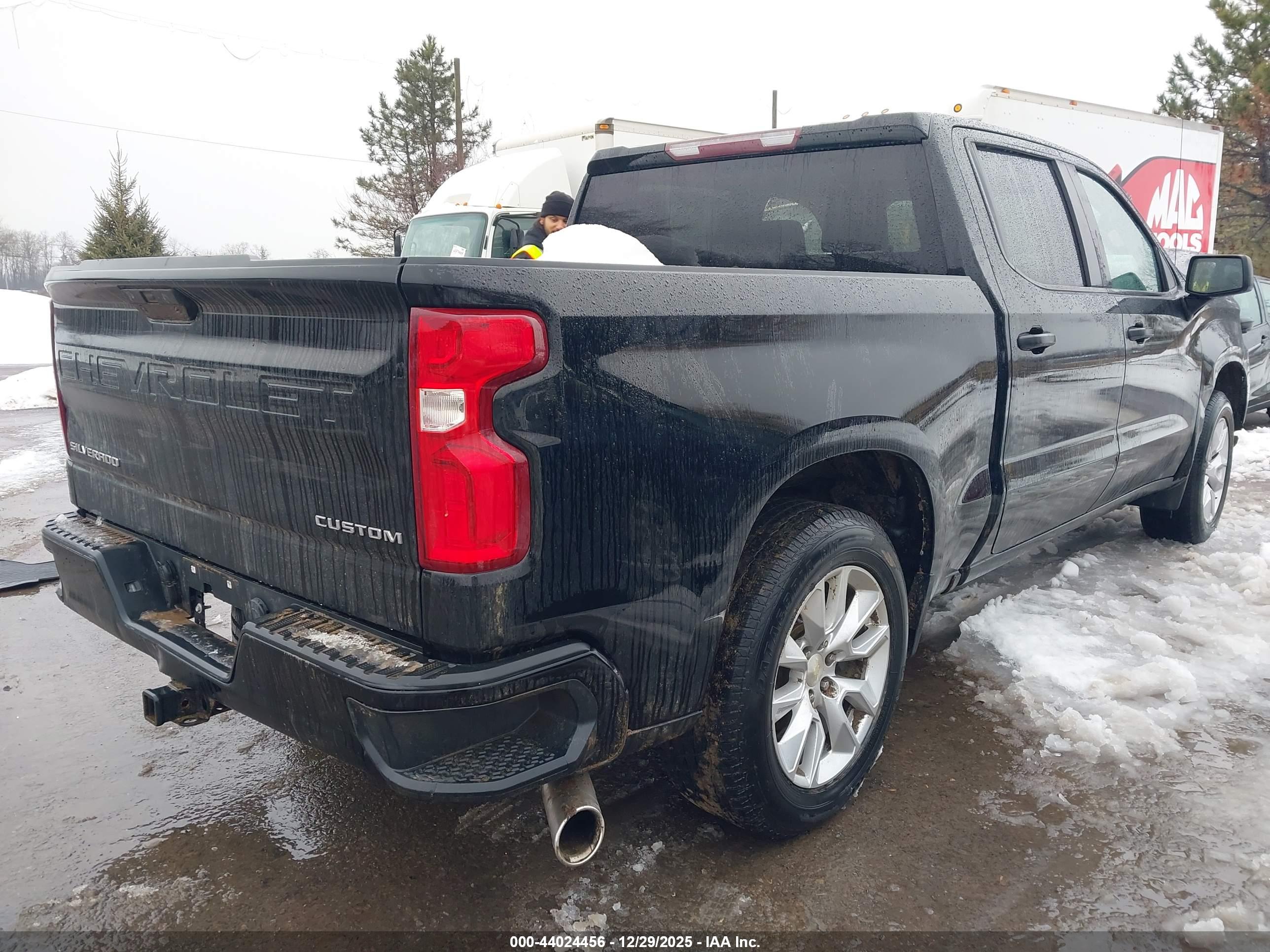 CHEVROLET SILVERADO image 4