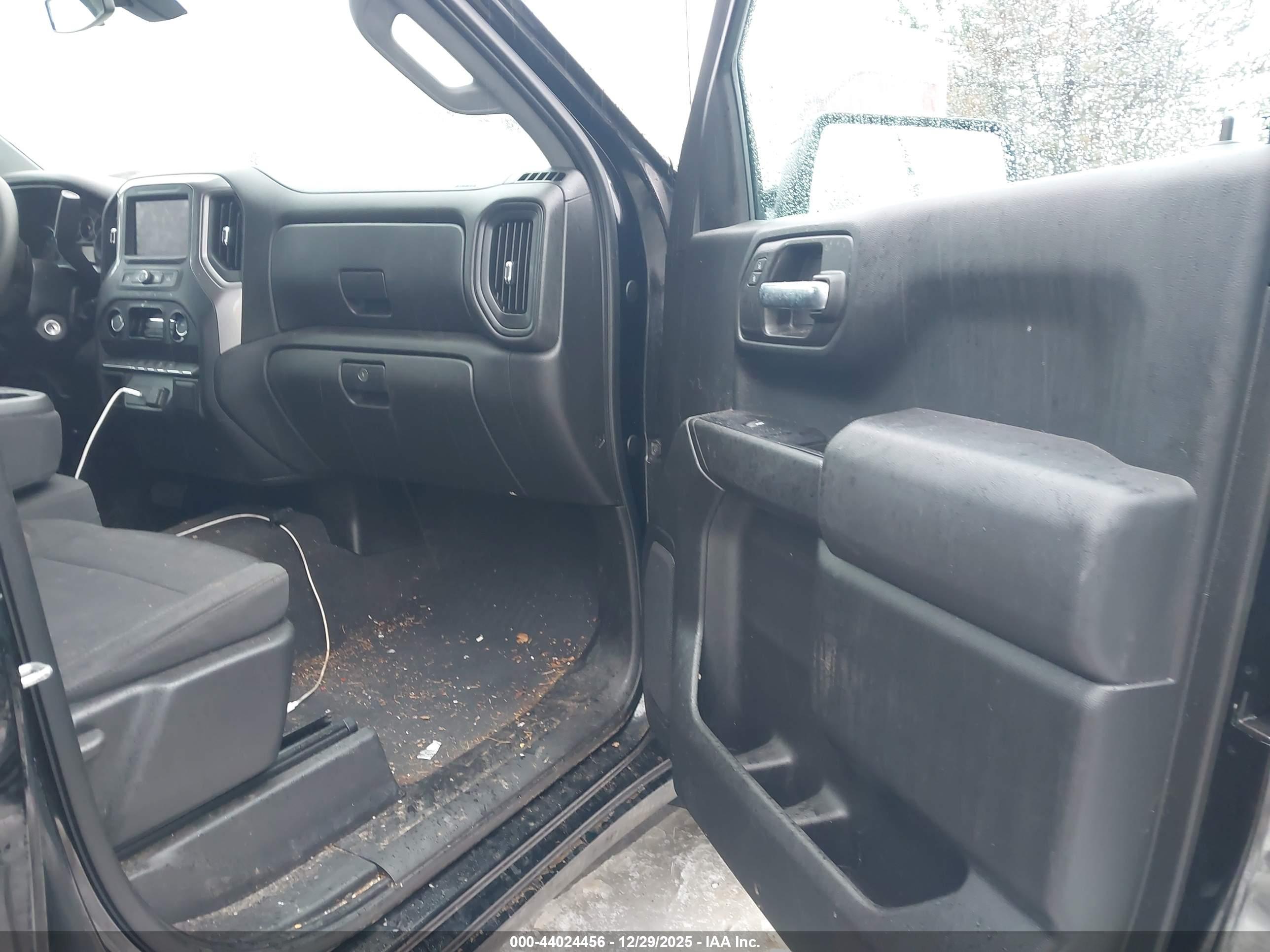 CHEVROLET SILVERADO image 5
