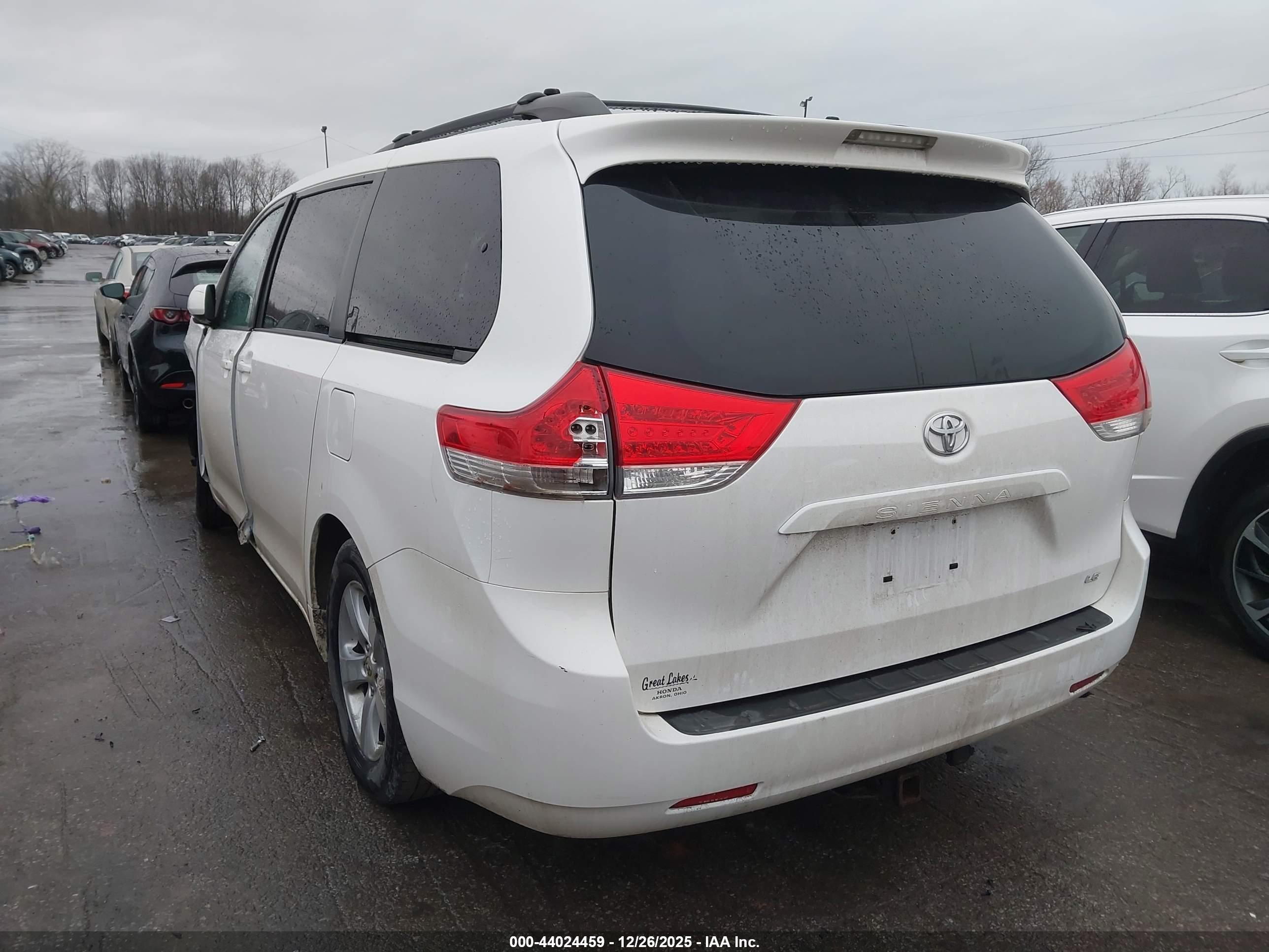 TOYOTA SIENNA image 3