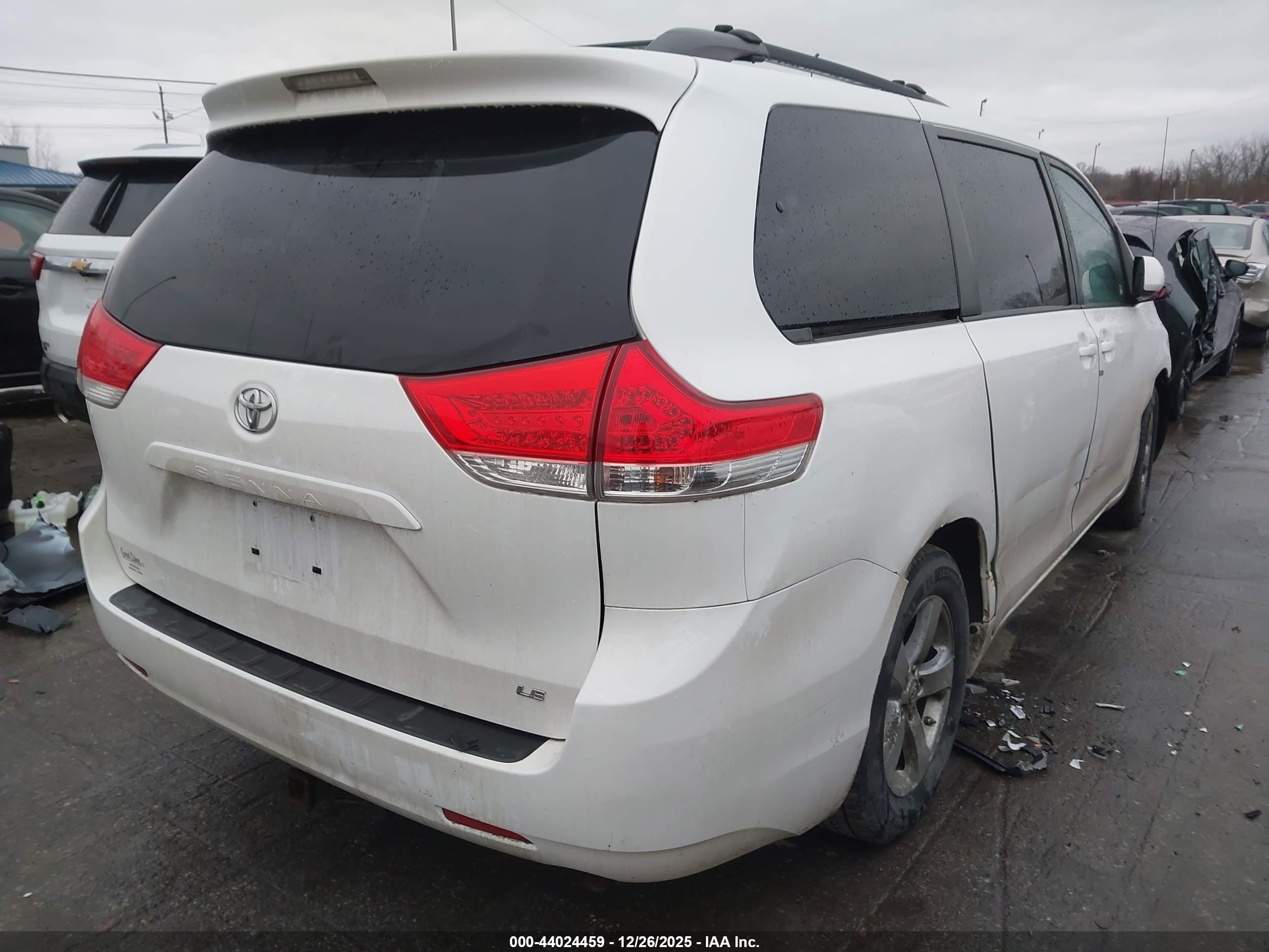 TOYOTA SIENNA image 4