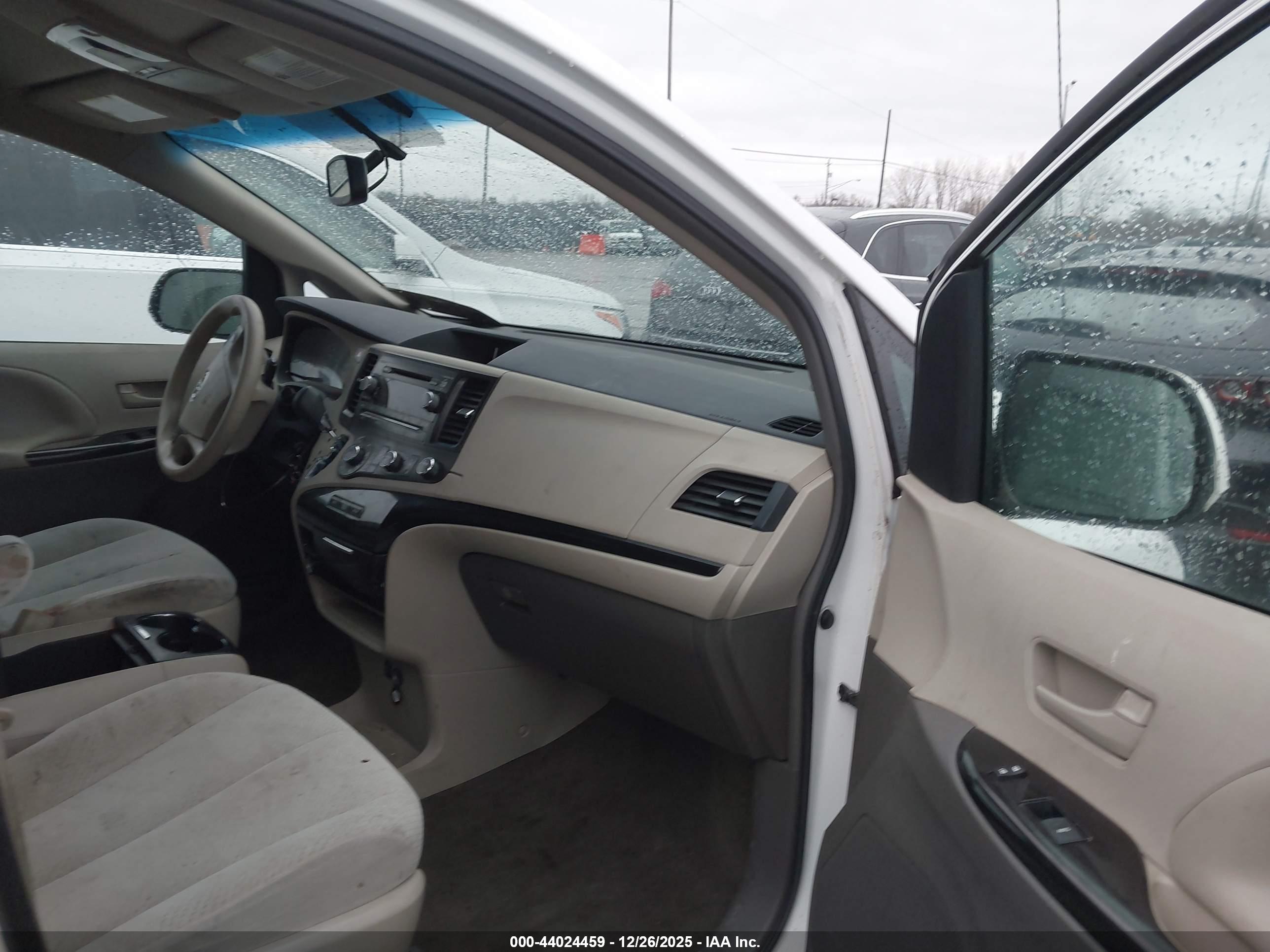 TOYOTA SIENNA image 5