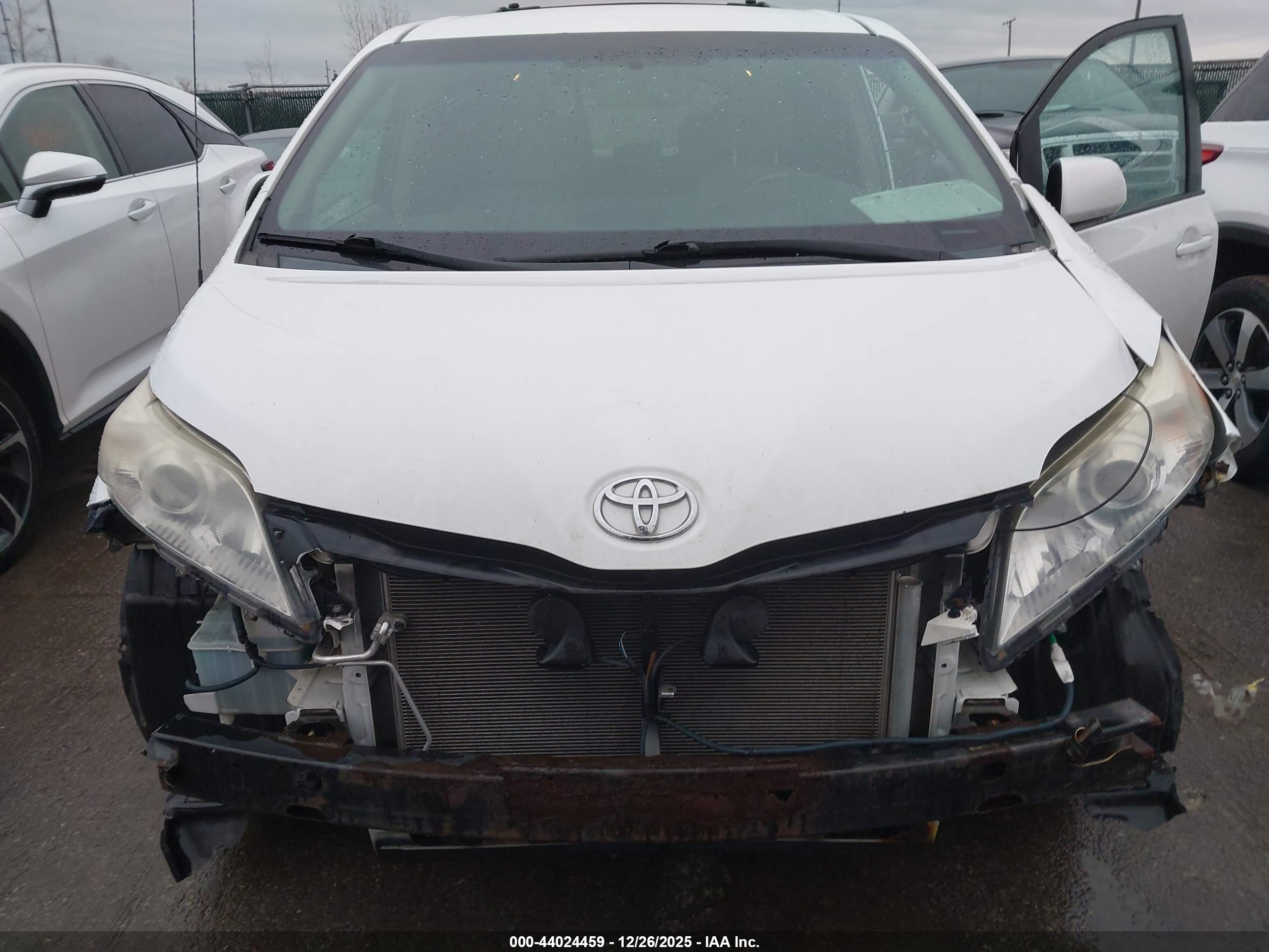 TOYOTA SIENNA image 6