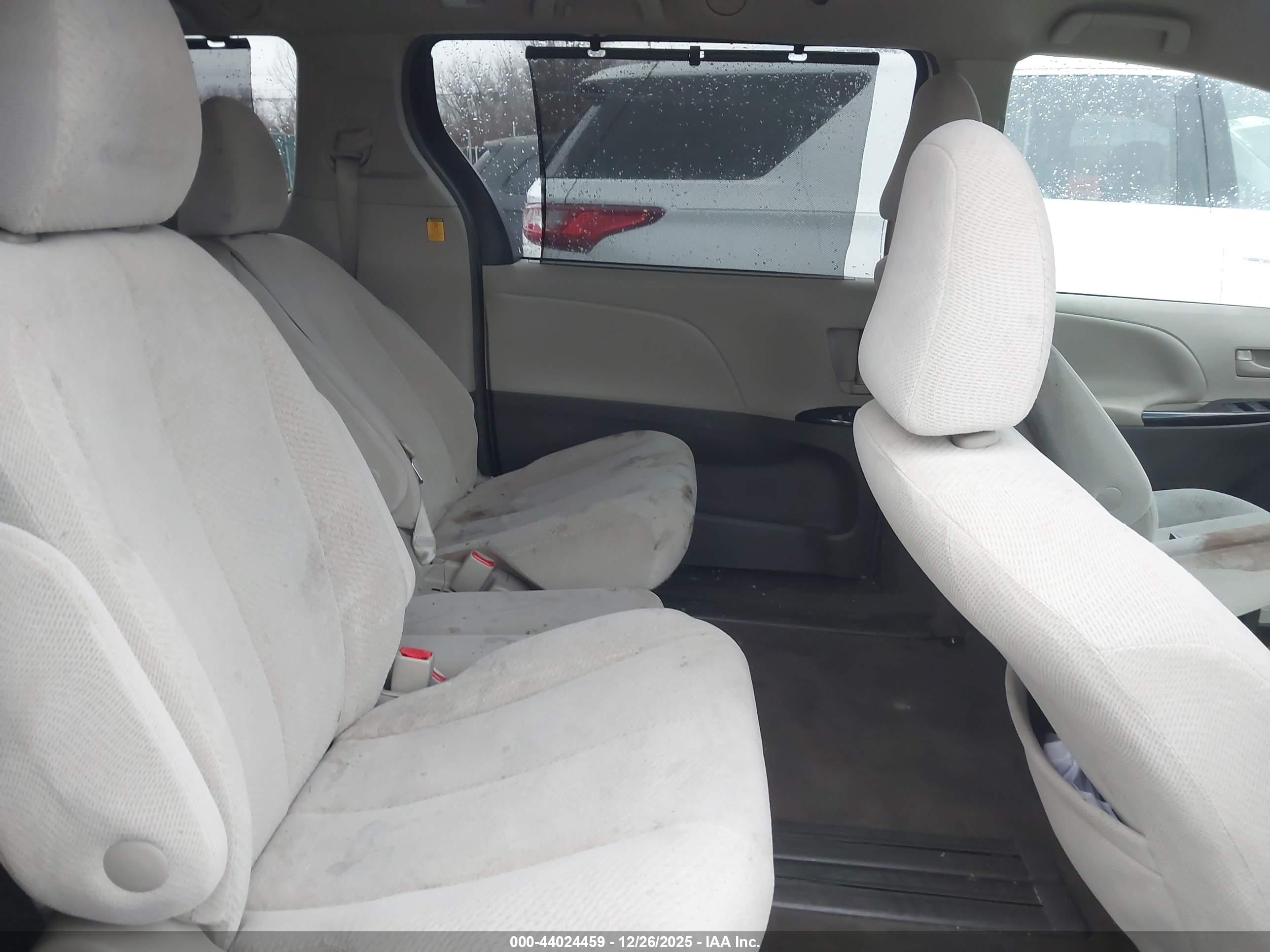 TOYOTA SIENNA image 8