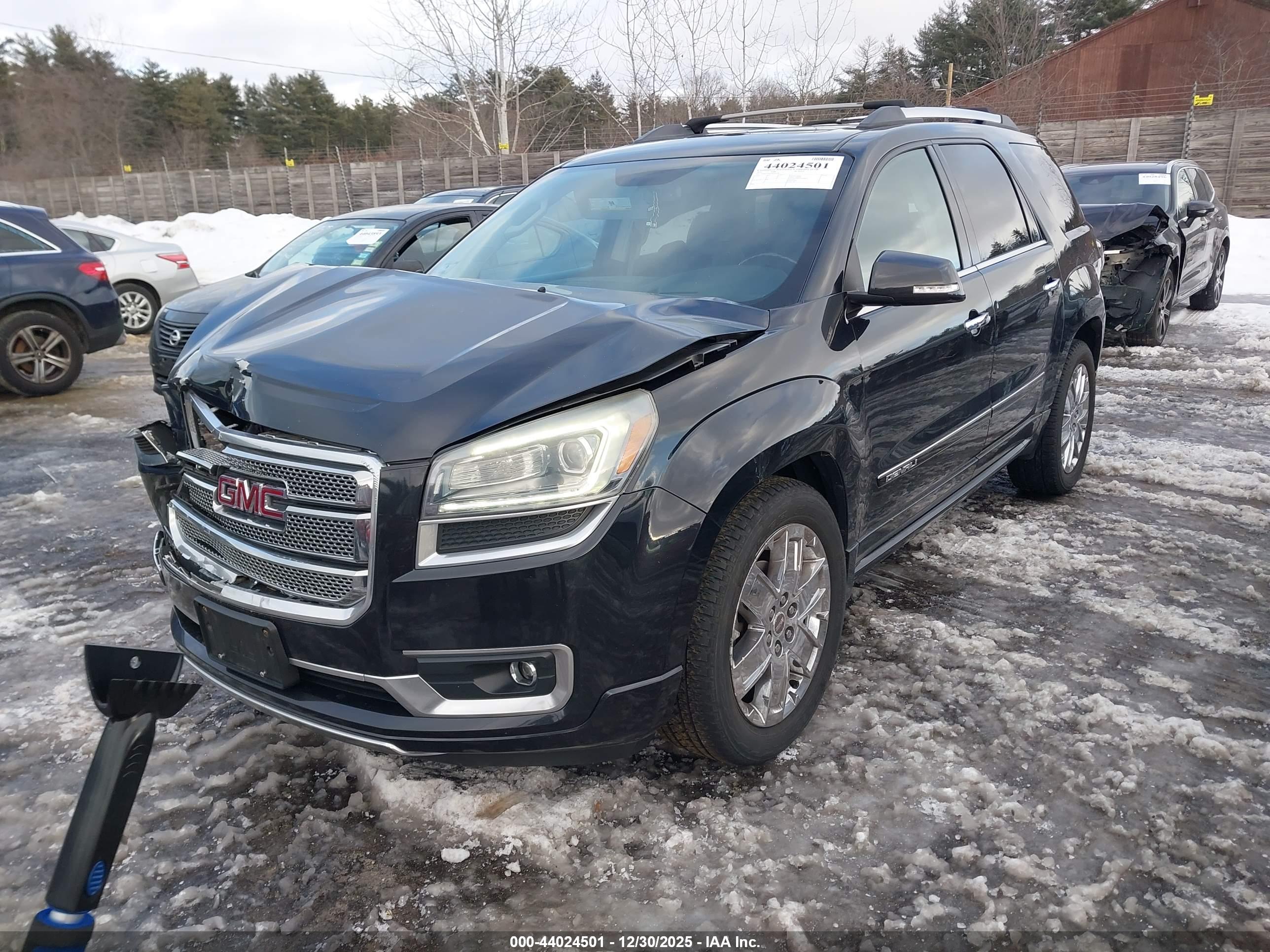 GMC ACADIA image 2