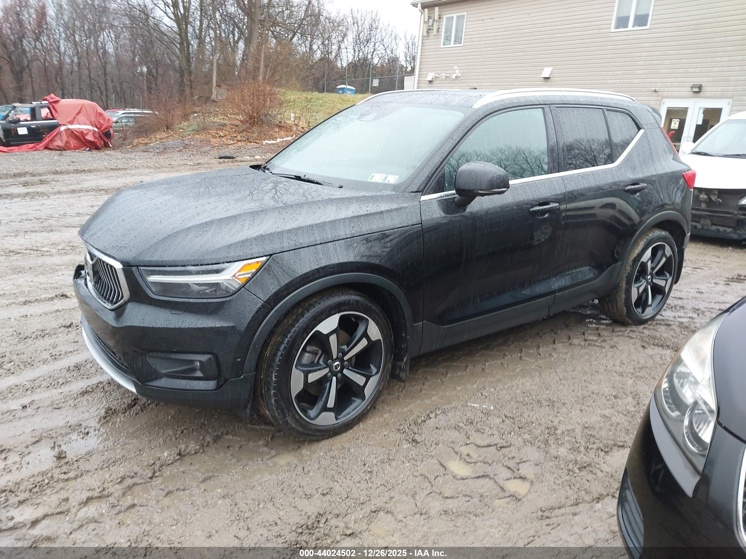 VOLVO XC40 image 2
